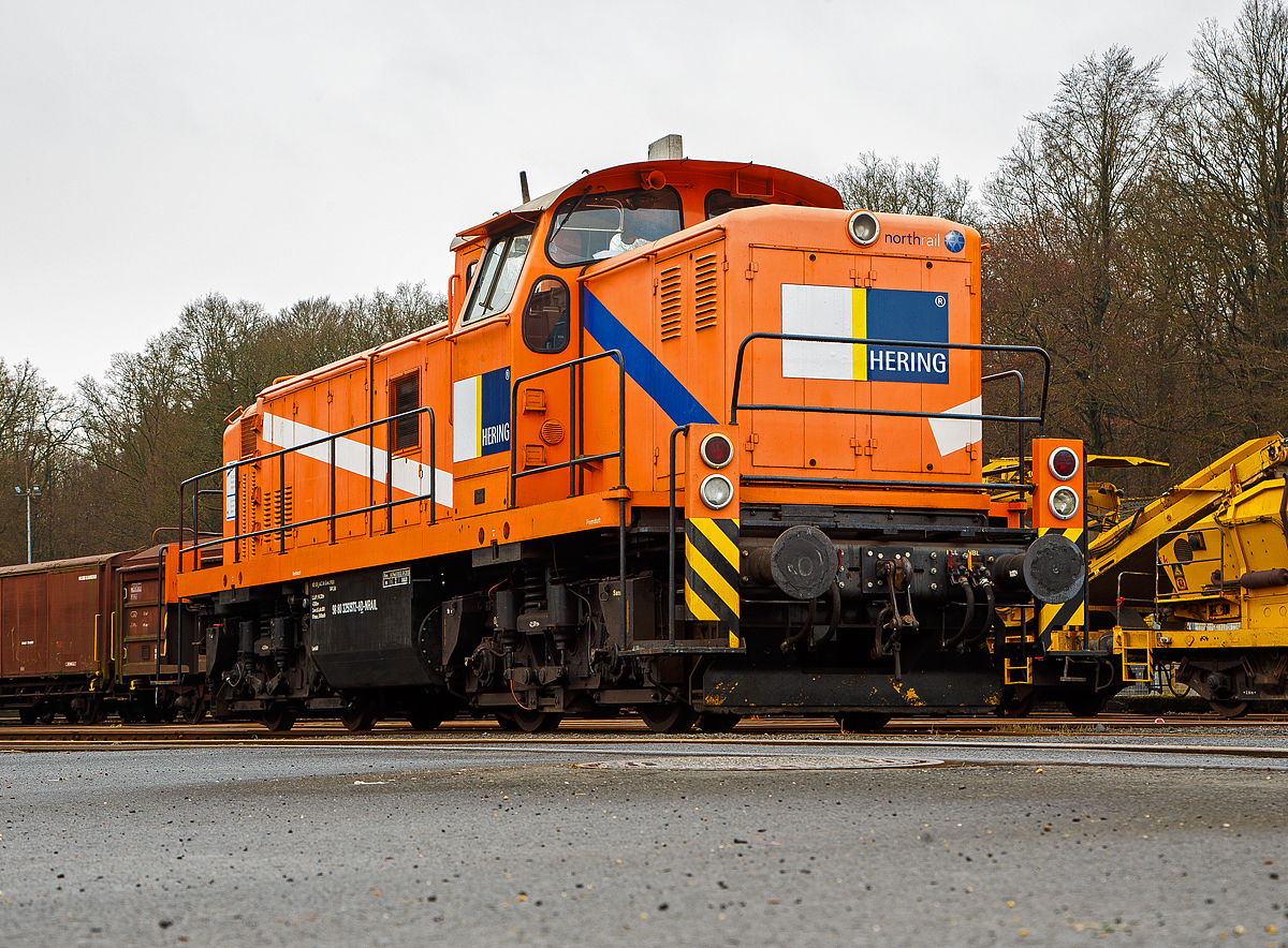 Die an die HERING Bahnbau (Burbach) vermietete 291 972-8 (98 80 3291 972-8 D-NRAIL) eine Sonderbauart MaK G 1600 BB der Northrail (Hamburg) ist am 20.12.2020 auf dem Betriebshof der Westerwaldbahn (WEBA) auf der Bindweide bei Steinebach/Sieg.

Die MaK G1600 BB der Sonderbauart wurde 1971 von MaK Maschinenbau GmbH im Werk MaK-Kiel-Friedrichsort unter der Fabriknummer 1000516 für die Bayerische Braunkohlen-Industrie AG (BBI AG) in Schwandorf gebaut und als M 19 geliefert.
Die BBI AG hatte eine eigene Werksbahn womit die Braunkohle vom Abbau bei Wackersdorf ins sieben Kilometer entfernte Kohlekraftwerk Schwandorf transportiert wurde. Im Jahr 1981 wurden hier täglich zwischen 20.000 und 25.000 Tonnen Kohle verfeuert.
Weiterer Lebenslauf der 291 972-8:
1982 ging die BBI AG in die Bayernwerk AG (BAG) über
1986 	Ausbau der Hagenuk Dampfheizkesselanlage
2000 Bayernwerk wurde nun e.on Kraftwerke GmbH
2002 wurde die Lok an die OHE - Osthannoversche Eisenbahnen AG, in Celle verkauft und fuhr nun als OHE 120076. 
2007 erhielt die NVR-Nummer 98 80 3291 972-8 D-OHE
2011 ging die Lok an die northrail GmbH in Hamburg, wo sie seitdem als Mietlok unter der UIC-Nummer 98 80 3291 972-8 D-NTS fährt

Technik:
Die MaK G 1600 BB ist eine dieselhydraulische Lokomotive, von denen 16 Stück (mit 1.600 PS), sowie 3 Stück in Sonderbauart (mit 1.000 PS), zwischen 1971 und 1979 von der Firma MaK Maschinenbau GmbH, Werk MaK-Kiel-Friedrichsort, gebaut wurden. Zu der Sonderbauart gehört auch diese Lok hier.

Analog zur G 1300 BB wurde auch aus der an die DB gelieferten V 90 eine Privatbahnversion entwickelt, die in fünf Exemplaren als V 90 P gebaut wurde und im Wesentlich der DB-Variante entsprach, jedoch einen hauseigenen Motor erhielt. Nachdem sich jedoch weniger die Privatbahnen als vielmehr die DB selbst für diese Loks interessierten, entstand bei MaK eine weitere Variante der V 90, die spezieller auf die Bedürfnisse der Privatbahnen abzielte und z.B. eine 24V-Elektrik erhielt. Diese unterscheidet sich auch deutlich in ihren Hauptabmessungen von den DB-Maschinen. Ein wenig sieht man der Lok die Verwandschaft mit der V 90 an.

Der eingebaute Achtzylinder-Motor des Typs MaK 8M282AK leistet 1.180 kW (1.600 PS) bei 1.000 U/min, die Lok erreicht je nach Getriebeeinstellung eine Höchstgeschwindigkeit von 44 bis 80 km/h. Das Dienstgewicht liegt je nach Ausrüstung zwischen 80 und 104 Tonnen. Bei den Lokomotiven mit einer Höchstgeschwindigkeit von 44 km/h entfällt der Streckengang.

Sonderbauart der MaK  G 1600 BB (wie diese Lok):
Für den Einsatz vor Kohlezügen in Tagebauen benötigte die Bayerische Braunkohlen-Industrie (BBI) Loks mit eingebauter Dampfheizung. Eine Leistung von 1.100 PS wurde dabei als ausreichend erachtet.
So wurden 1971 und 1972 von MaK für die BBI 3 Lokomotiven in Sonderbauart gebaut. Um ausreichend Platz für den Hagenuk Dampfheizkesselanlage  zu haben, wurden Fahrwerk und Aufbauten von der G 1600 BB übernommen. Die Antriebstechnik wurde der G 1100 BB, einem Sechszylinder-MaK-Dieselmotor mit Turbolader und Ladeluftkühlung vom Typ 6M282 AK mit 1.100 PS) übernommen. Der zusätzlich gewonnene Platz, durch Verlagerung des Druckluftgerüstes unter das Führerhaus, konnte für den Einbau des Heizkessels genutzt werden, welcher mittlerweile entfernt worden ist. Äußerlich waren die Loks an dem zweiten Auspuff (für die Dampfheizkesselanlage) auf der Führerhausrückseite und dem kleineren Kühler, der der geringeren Leistung angepasst wurde erkennbar.  Die Loks wurden vom Hersteller verwirrenderweise ebenfalls als G 1600 BB bezeichnet. Da der Dampfheizung ausgebaut wurde, entfiel auch der zweite Auspuff.

.TECHNISCHE DATEN der G1600 BB in Sonderbauart:
Gebaute Stückzahl: 3  (und 16 Standardloks)
Spurweite: 1.435 mm (Normalspur)
Achsformel: B'B'
Länge über Puffer: 14.320 mm
Drehzapfenabstand: 7.000 mm
Achsstand im Drehgestell: 2.500 mm
Treibraddurchmesser: 	1.100 mm (neu)
Höhe: 4.200 mm
Dienstgewicht: 80 t
Radsatzfahrmasse: 20 t 
Kleinster bef. Halbmesser: 	60 m
Höchstgeschwindigkeit: 48 km/h (Rangiergang) / 74 km/h (Schnellgang)
Dieselmotor:  MaK 6-Zylinder Reihenmotor mit Abgasturbolader und Ladeluftkühlung vom Typ vom Typ 6M282 AK
Installierte Leistung: 809 kW (1.100 PS)
Nenndrehzahl: 1.000 U/min
Anfahrzugkraft: 265kN 
Tankvolumen: 3.500 l
Funkfernsteuerung: Theimeg EC/LO
Bremse: KE-GP2mZ

Quellen: Northrail, loks-aus-kiel.de, wikipedia.org
