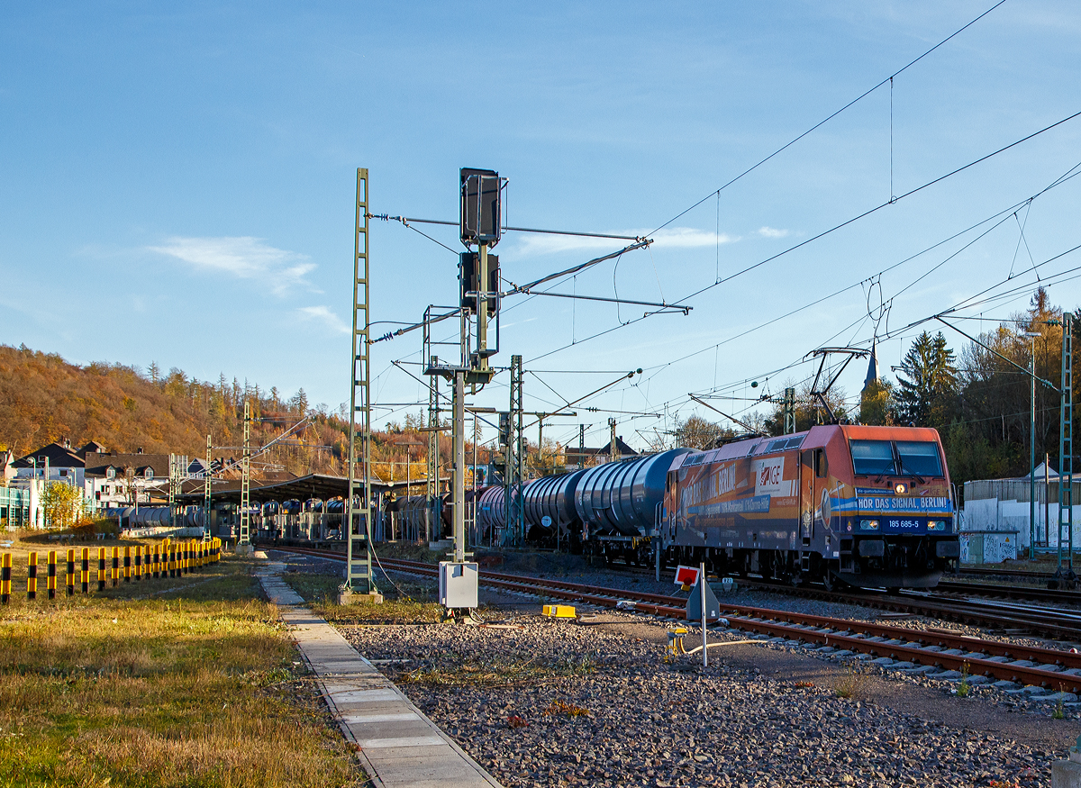 Die an die IGE - Internationale Gesellschaft fr Eisenbahnverkehr GmbH (Hersbruck) vermietete Railpool 185 685-5 (91 80 6185 685-5 D-Rpool) mit Werbung „Hr das Signal, Berlin - 100% Engagement - 50% Marktanteil - 0% Corona-Hilfe“ vom Netzwerk Europischer Eisenbahnen e.V., fhrt am 09.11.2021 mit einem sehr sehr lagen Kesselwagenzug durch Betzdorf (Sieg) in Richtung Kln.

Die TRAXX F140 AC2 wurde 2010 von Bombardier in Kassel unter der Fabriknummer 34729 gebaut. Sie hat die Zulassung fr Deutschland, sterreich, Schweden und Norwegen.

Ein Meilenstein fr die ffentliche Wahrnehmung der leistungsfhigen Gterbahnen im Netzwerk Europischer Eisenbahnen (NEE) war am 28. September 2020 die Fahrt eines fast 400 Meter langen Zuges aus 21 modernen Lokomotiven durch die Hauptstadt. Mit Hilfe der Signalhrner sorgten die Lokfhrer an verschiedenen Stellen fr groe Aufmerksamkeit. Dass die nicht zur DB gehrenden Gterbahnen bereits deutlich mehr als die Hlfte des bundesweiten Schienengterverkehrs bewltigen und weiter wachsen wollen, wurde ebenso mit Nachdruck ffentlich herausgestellt, wie die Forderung der Gleichbehandlung bei Corona-Hilfen mit den DB-Gterbahnen.

Man muss aber auch wissen wem die DB AG gehrt, sie gehrt immer noch dem deutschen Volke, nicht der Regierung oder sonst einem.
