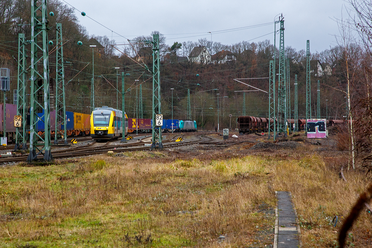 Die an die LINEAS Group NV/SA vermietete E 186 209 (91 88 7186 209-3 B-ATLU) der Alpha Trains Belgium NV/SA, ex Cobra 2817, zieht am 05.01.2022 einen sehr langen KLV-Zug durch Betzdorf/Sieg weiter in Richtung Kln. Whrend Abstellbereich vom Rbf ein LINT 41 der HLB steht.