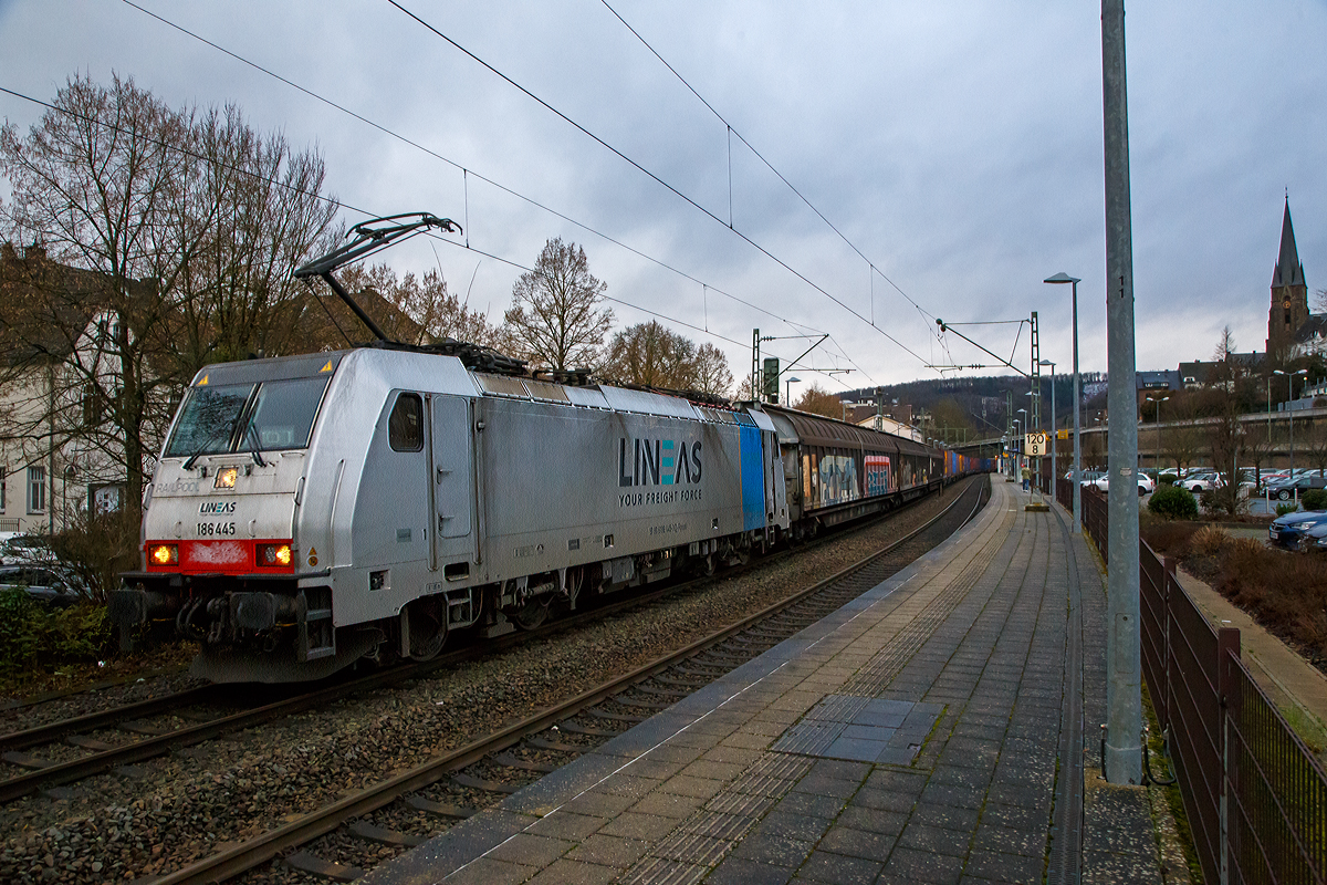 Die an die LINEAS Group NV/SA vermietete Railpool 186 445-3 (91 80 6186 445-3 D-Rpool) fhrt am 07.01.2022, eigentlich mehr mit einem KLV-Zug, aber drei Habbins-Schiebewandwagen waren auch dran, durch den Bahnhof Kirchen (Sieg) in Richtung Kln. Die Lineas Group nv/sa (ex B-Logistics, ex B Cargo) ist eine belgische Schienengtergesellschaft.

Die Bombardier TRAXX F140 MS(2E) wurde 2016 von Bombardier in Kassel unter der Fabriknummer 35299 gebaut und an die Railpool ausgeliefert. Die Multisystemlokomotive hat die Zulassungen bzw. besitzt die Lnderpakete fr Deutschland, sterreich, Schweiz, Italien, Belgien und die Niederland (D/A/CH/I/B/NL).

Die TRAXX F140 MS ist eine vierachsige Mehrsystem-Lokomotive mit einer Leistung von 5.600 kW fr den grenzberschreitenden Einsatz. Die Lokomotive befrdert hauptschlich Gterzge auf den europischen Hauptstrecken und kann in allen Stromsystemen eingesetzt werden. Im Gterverkehr wird eine Hchstgeschwindigkeit von 140km/h erreicht.

Technische Daten:
Spurweite: 1.435 mm
Achsanordnung: Bo’Bo’
Umgrenzungsprofil: UIC 505-1
Lnge ber Puffer: 18.900 mm
Drehzapfenabstand: 10.440 mm
Achsabstand im Drehgestell: 2.600 mm
Dienstgewicht: ca. 86 t (abhngig von Lnderpaketen)
Anzahl Fahrmotoren: 4
Max. Leistung: 5.600 kW
Max. Anfahrzugkraft: 300 kN
Antriebssystem: Tatzlagerantrieb
zul. Hchstgeschwindigkeit: 140 km/h (in Deutschland 160 km/h)
Netzspannungen: 25 kV 50 Hz AC, 15 kV 16,7 Hz AC, 3 kV und 1,5 kV DC
