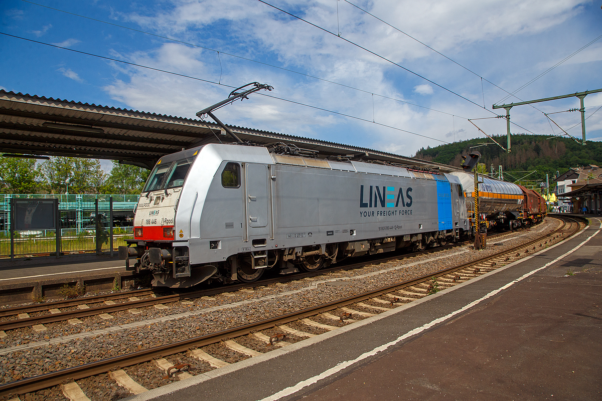 Die an die LINEAS Group NV/SA vermietete 186 446-1 (91 80 6186 446-1 D-Rpool) fährt am 09.06.2022 mit einem gemischten Güterzug durch den Bahnhof Betzdorf (Sieg) in Richtung Köln.

Die Bombardier TRAXX F140 MS(2E) wurde 2017 von Bombardier in Kassel unter der Fabriknummer 35401 gebaut und an die Railpool ausgeliefert. Die Multisystemlokomotive hat die Zulassungen bzw. besitzt die Länderpakete für Deutschland, Österreich, Schweiz, Italien, Belgien und die Niederland (D/A/CH/I/B/NL).