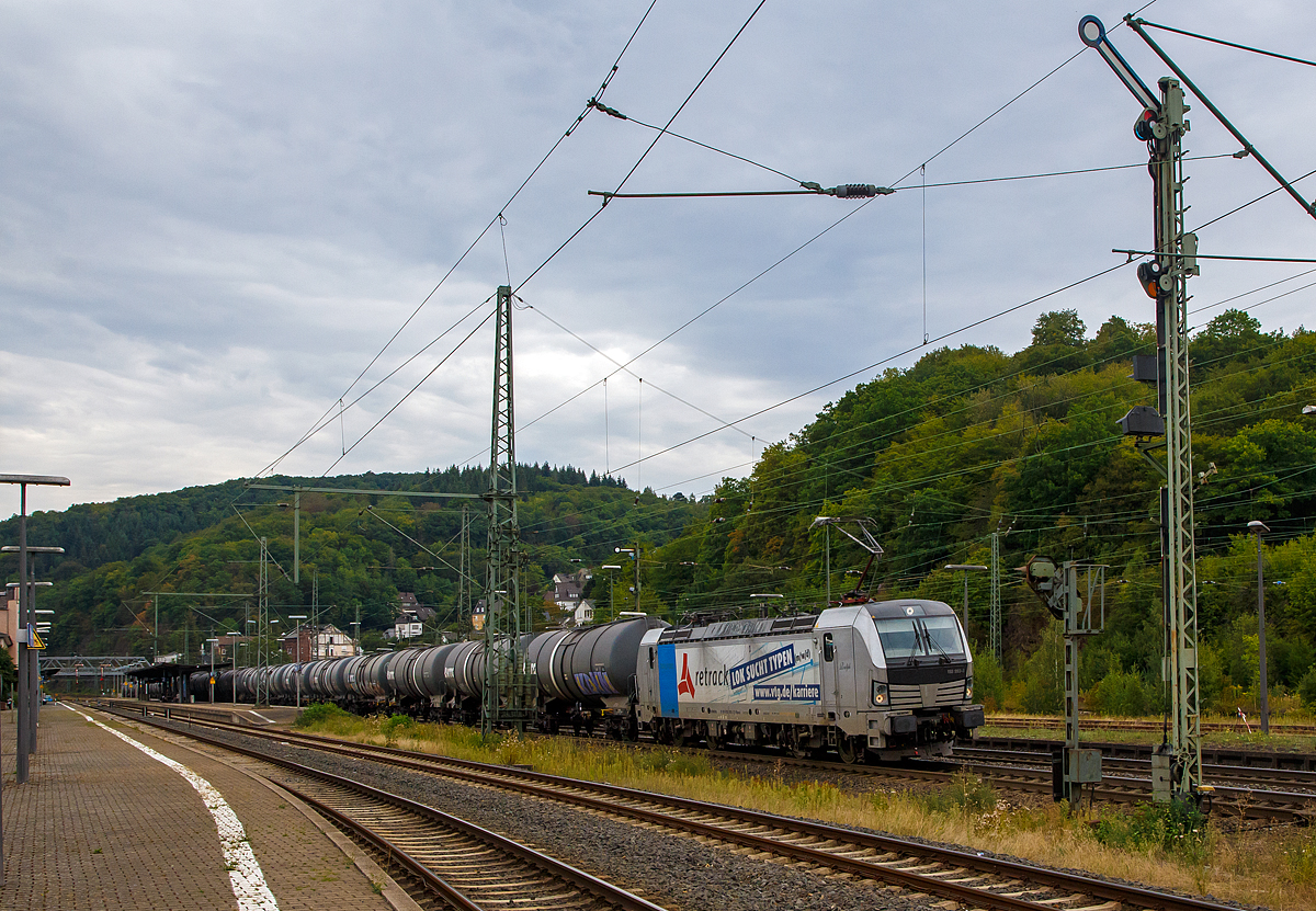 
Die an die Retrack GmbH & Co. KG (gehrt zur VTG) vermietete Siemens Vectron MS 193 993-3 „Ralph“ (91 80 6193 993-3) der Railpool fhrt am 21.08.2020 mit einem VTG-Kesselwagenzug durch den Bf Dillenburg in Richtung Sden.

Die Vectron AC wurde 2019 von Siemens Mobilitiy in Mnchen unter der Fabriknummer 22681 gebaut. Diese Vectron Lokomotive ist als AC – Lokomotive (Wechselstrom-Variante) mit 6.400 kW konzipiert und zugelassen fr Deutschland, sterreich, Ungarn und Rumnien, sie hat eine Hchstgeschwindigkeit von 200 km/h.