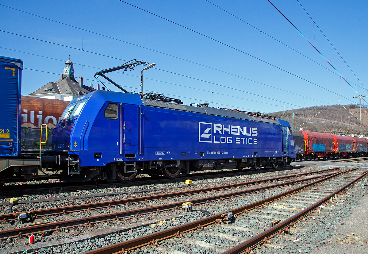 Die an die Rhenus Rail Logistics GmbH vermietete Railpool 186 269-7 (91 80 6186 269-7 D-Rpool) fährt am 29.03.2021, mit einem LKW-Walter KLV-Zug, auf der Siegstrecke (KBS 460), durch Niederschelden in Richtung Siegen. 

Die Bombardier TRAXX F140 MS2E wurde 2017 von Bombardier in Kassel unter der Fabriknummer 35522 gebaut und an die Railpool ausgeliefert. Die Multisystemlokomotive hat die Zulassungen bzw. besitzt die Länderpakete für Deutschland, Österreich, Belgien, Niederlande, Tschechien, Slowakei und Ungarn (D/A/B/NL/CZ/SK/H).