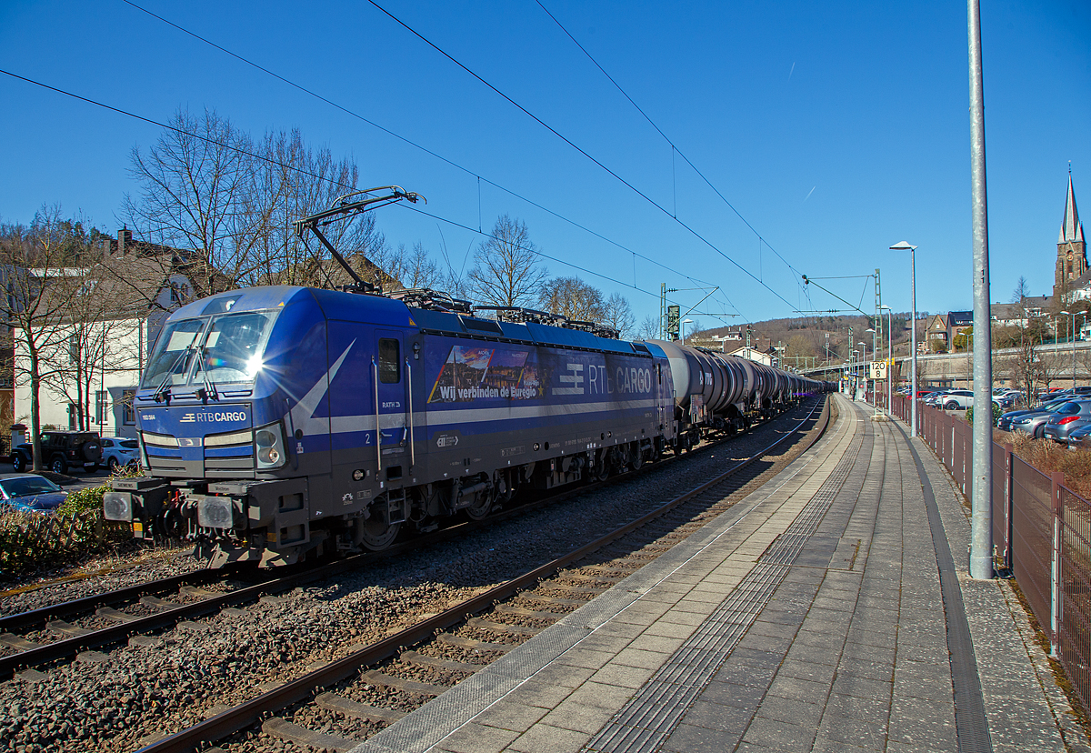 Die an die RTB CARGO vermietete Siemens Vectron MS 193 564 „Wij verbinden de Euregio“ (91 80 6193 564-2 D-ELOC) der ELL Germany GmbH (European Locomotive Leasing) fährt am 18.03.022 mit einem Kesselwagenzug durch Kirchen (Sieg) in Richtung Köln.
 
Die Siemens Vectron MS der Variante A54 - 6.4 MW wurde 2020 von Siemens in München-Allach unter der Fabriknummer 22874  gebaut. Sie hat die Zulassungen für Deutschland, Österreich, Ungarn, Rumänien, Belgien und die Niederlande. Nach meiner Sichtung sind auch Polen, Tschechien und die Slowakei vorgesehen, aber diese (SK/PL/CZ) sind noch durchgestrichen.