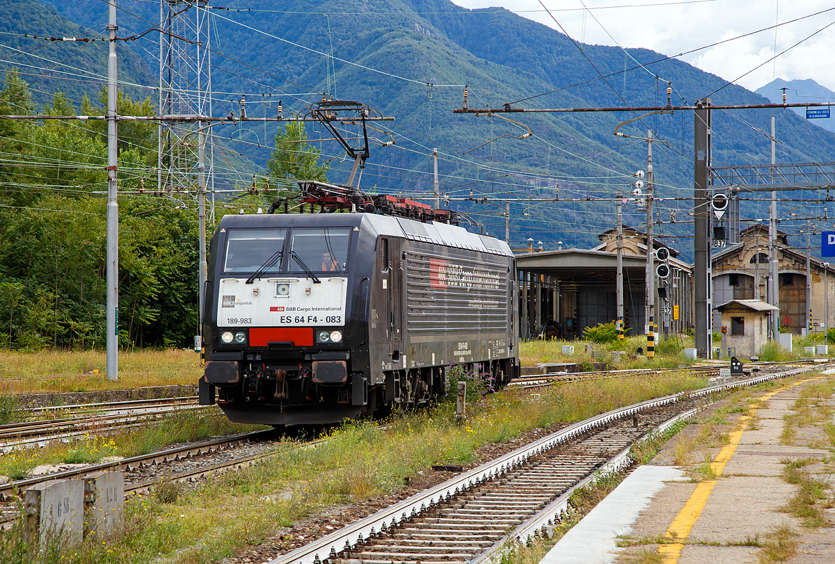 
Die an die SBB Cargo International AG vermietete MRCE ES 64 F4 - 083 bzw. 189-983 (91 80 6189 983-0 D-DISPO, Class 189 VE) am 15.09.2017 beim Rangieren in  Domodossola.

Die Siemens EuroSprinter wurde 2009 von Siemens in München unter der Fabriknummer 21636 gebaut.

Die BR 189 (Siemens ES64F4) hat eine Vier-Stromsystem-Ausstattung. Sie ist in allen vier in Europa üblichen Bahnstromsystemen einsetzbar. Diese hier hat die Variante E und besitzt die Zugbeeinflussungssysteme LZB/PZB, ETCS, SCMT, ZUB, INTEGRA und ATB für den Einsatz in Deutschland, Österreich, Schweiz, Italien, Niederlande,Slowenien, Kroatien und Rumänien.
Die Stromabnehmerbestückung ist folgende:
Pos. 1: CH, FR (AC), LU (AC), BE (AC)
Pos. 2: IT, SI, HR (DC)
Pos. 3: NL (DC), CZ (DC), FR (DC), SK, LU (DC)
Pos. 4: DE, AT, NL (AC), DK, CZ (AC), HR (AC), HU, RO