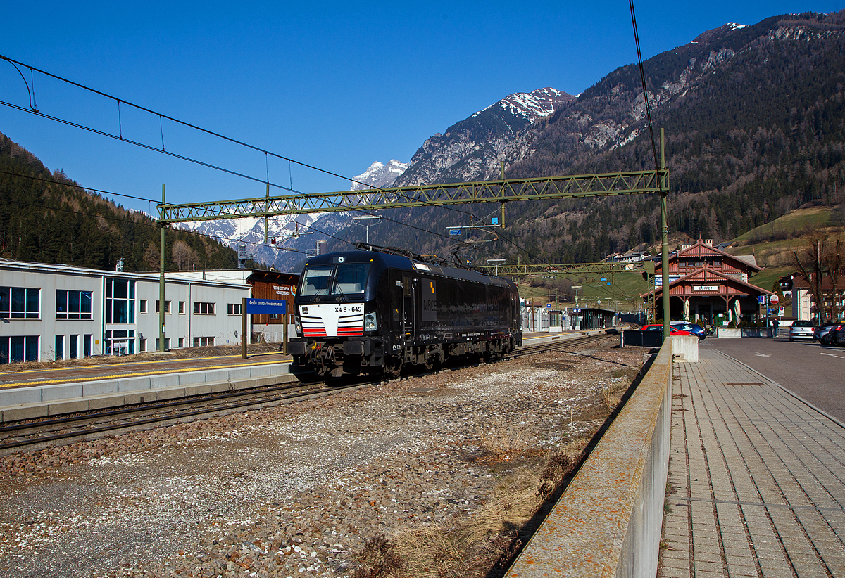 Die an die TX Logistik AG (Troisdorf) vermietete Siemens Vectron MS - X4 E - 645 bzw. 193 645 (91 80 6193 645-9 D-DISPO) der MRCE Dispolok GmbH (München) fährt am 28.03.2021 auf Tfzf (Triebfahrzeugfahrt) vom Brenner/Brennero kommend durch den Bahnhof Gossensaß/Colle Isarco in Richtung Verona.

Die Siemens Vectron MS - 6.4 MW wurde 2016 von Siemens in München-Allach unter der Fabriknummer 22169 gebaut. Sie hat die Zulassungen für Deutschland, Österreich und Italien, sie hat eine Höchstgeschwindigkeit von 160 km/h.