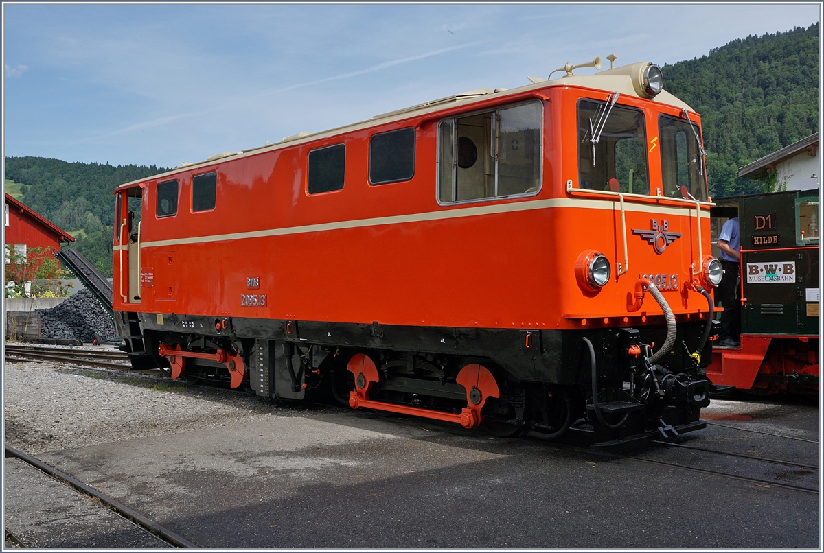 Die andere, weniger spektakuläre Seite der 1961 von SGP, Wien gebauten ÖBB 2095.13. Die Lok wurde damals nach St. Pölten geliefert und ist seit 2015 bei der BWB.
In der Saison 2017 sind für die Diesellok-Legende fünf Fahrtage vorgesehen (28.05, 11.06, 09.07, 20.07 und 0710) dazu kommen ev. noch Extrafahren.
Bezau, den 9. Juli 2017