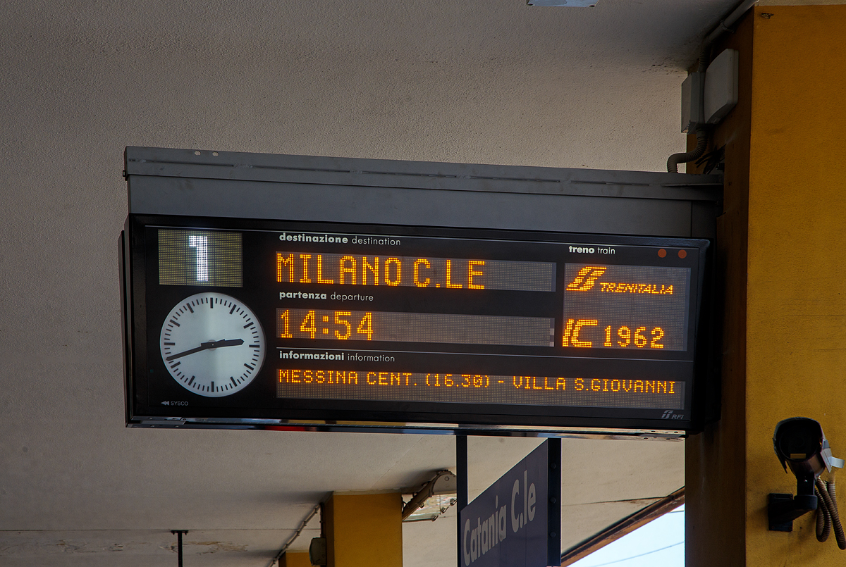 Die Anzeige am Gleis 1 vom Bahnhof Catania Centrale zeigt es, gleich (am 20.07.2022) kommt unser Trenitalia ICN 1962 (InterCity Notte), von Syrakus (Siracusa) nach Milano Centrale, an.