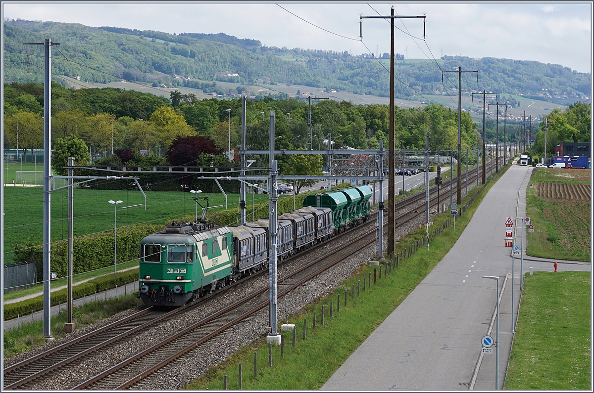 Die BAM MBC Re 4/4 II (91 85 4420 506-8 CH-MBC) erreicht mit ihrem KIeszug Apples - Morges Gland in Kürze ihr Ziel.

9. Mai 2017