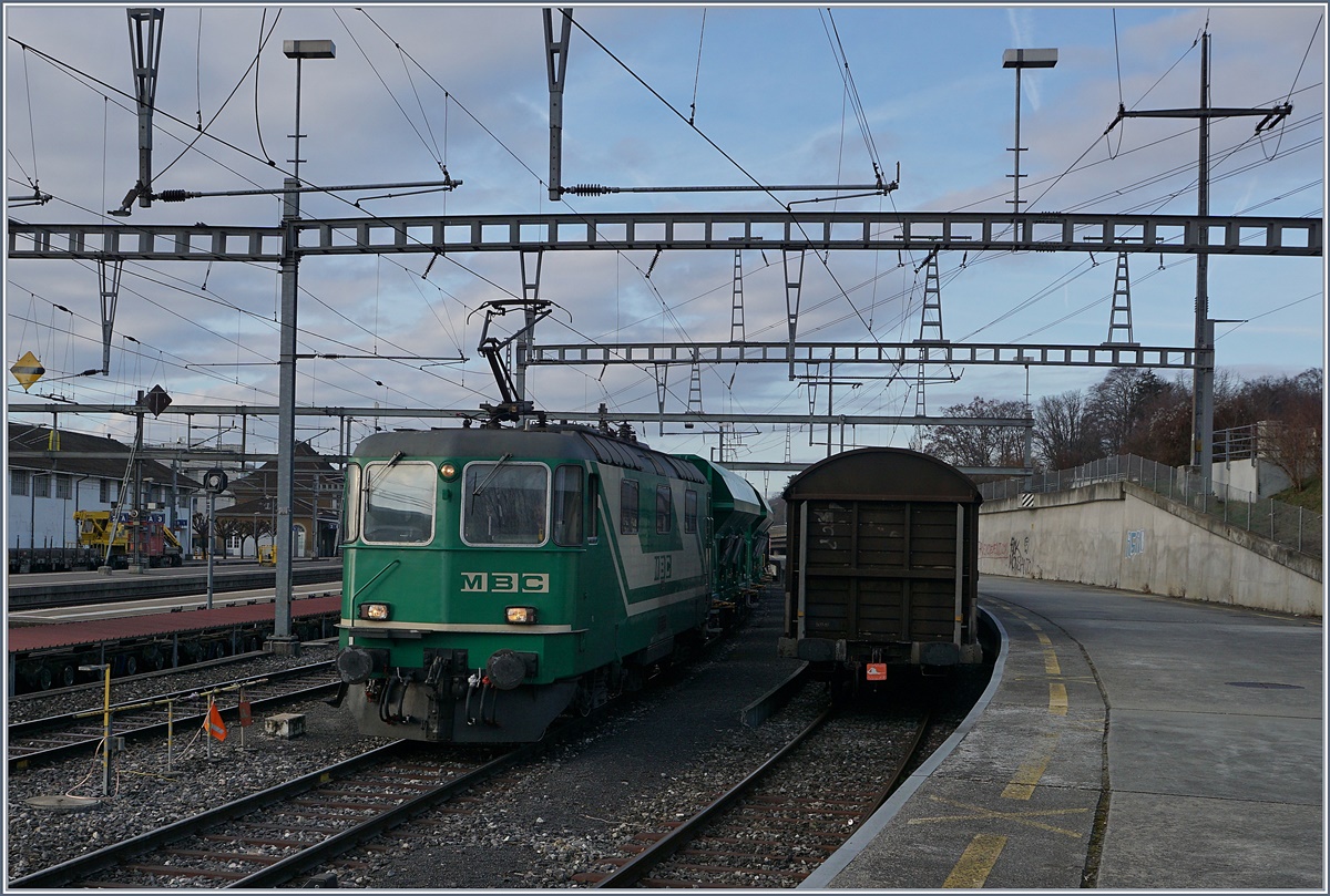 Die BAM Re 4/4 II (UIC 91 85 4420 506 8 CH MBC) manöveriert nun ihren leeren Zug aus Gland auf die frei geworden Rollbockgrube.
22. Feb. 2017