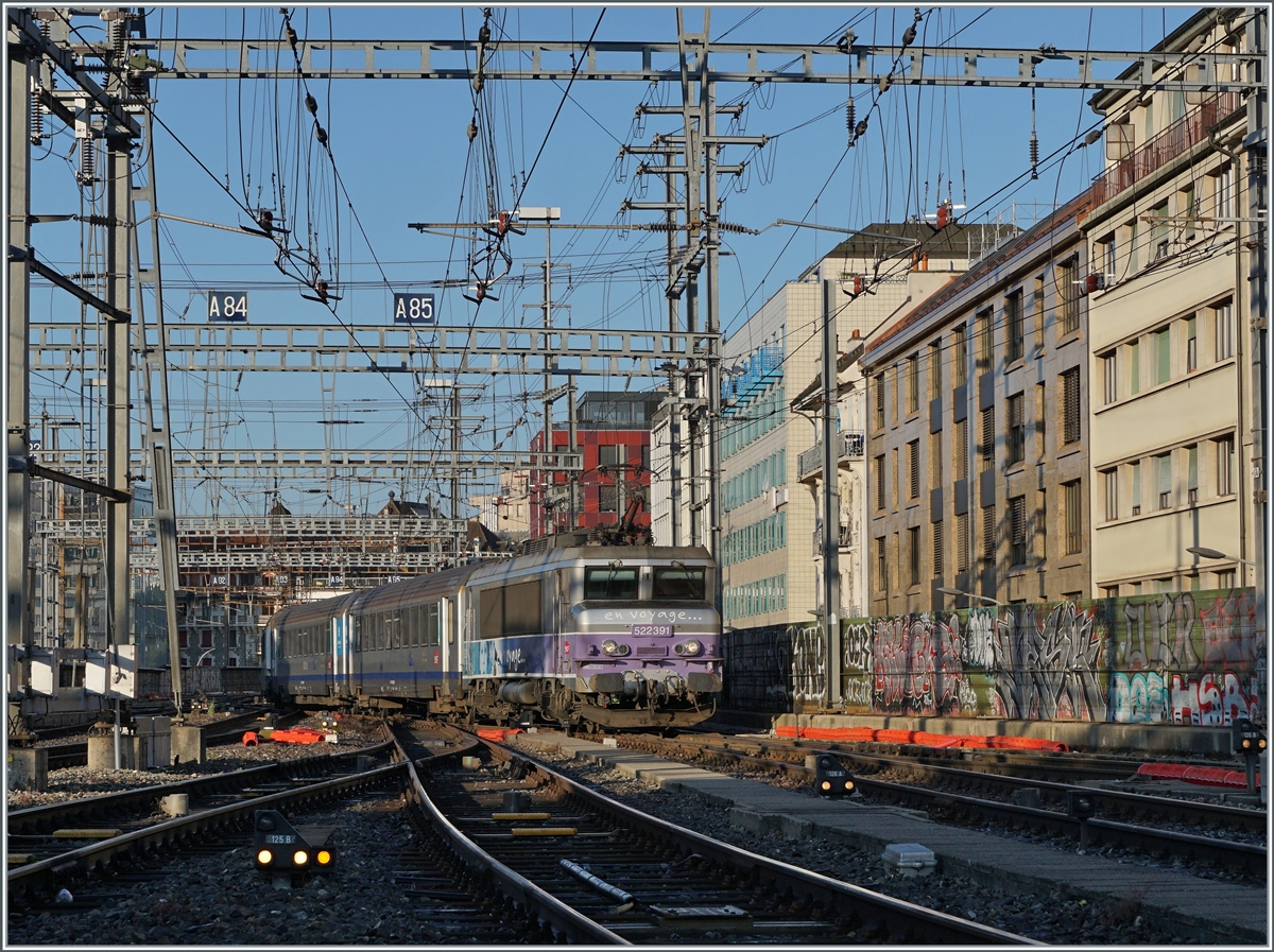 Die BB 22 391 erreicht mit ihrem TER von Lyon ihre Ziel Genève. 

2. August 2021 