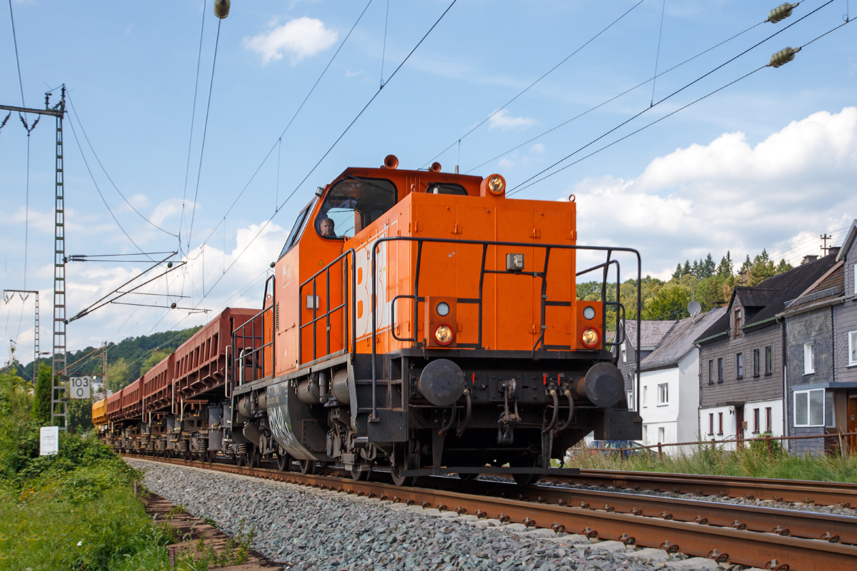 
Die BBL 18 - 214 027-5 (92 80 1214 027-5 D-BBL) der BBL Logistik GmbH (Lüneburg), ex DB 212 109-3, ex DB V 100 2109, donnert am 01.08.2015 mit 5 Drehgestell-Schüttgutkippwagen der Gattung Fas am Haken durch Siegen-Weidenau in Richtung Süden. 

Die ursprüngliche DB V 100.20 wurde 1963 von Henschel unter der Fabriknummer 30795 gebaut und als V 100 2109 an die Deutsche Bundesbahn geliefert. Mit der Einführung des EDV-Nummernschema erfolgte zum 01.01.1968 die Umzeichnung in DB 212 109-3, so fuhr sie bis zur Ausmusterung bei der DB zum 30.11.1995. Im Jahr 2002 ging sie an ALS - ALSTOM Lokomotiven Service GmbH in Stendal, wo sie 2013 gemäß Umbaukonzept  BR 214  umgebaut wurde. Am 28.03.2013 wurde sie an die BBL Logistik GmbH in Lüneburg als BBL 18  (NVR-Nummer 92 80 1214 027-5 D-BBL) geliefert.

Das Umbaukonzept  BR 214 
Ab November 2006 wurde von Alstom und der Gmeinder Lokomotivfabrik Mosbach ein Modernisierungskonzept für die Lokomotiven der ehemaligen Baureihe V 100 der DB entwickelt. Auf der Transport & Logistik München im Juni 2007 wurde der Prototyp 214 001 präsentiert, beschriftet als 212 197 der Nordbayerischen Eisenbahn (NBE). Die Bauartzulassung durch das Eisenbahnbundesamt wurde am 20. Mai 2008 erteilt, zugleich die Bezeichnung als Baureihe 1214 im EBA-Fahrzeugregister festgelegt. Für den Umbau werden nur die Rahmen und Drehgestelle bisheriger V 100 nach Aufarbeitung weiterverwendet. Der niedrigere Fahrzeugaufbau ist komplett neu und kantiger ausgefallen. Angetrieben werden die Loks vom neuen Caterpillar-Motor 3508 BSC (970 kW). Die DB bezeichnet die von ihr angemieteten Loks als Baureihe 262. Bisher wurden 36 Fahrzeuge umgebaut.

Technische Daten der BR 214:
Spurweite: 1.435 mm (Normalspur)
Achsfolge:  B´B´
Länge über Puffer: 12.300 mm
Drehzapfenabstand: 6.000 mm
Drehgestellachsstand: 2.200 mm
Größte Höhe über SOK: 4.260 mm
Breite: 3.100 mm
Treibraddurchmesser:  950 mm (neu) / 870 mm (abgenutzt)
abgenutzt
Dienstgewicht mit 2/3 Vorräten: 65 t
Höchstgeschwindigkeit: 100 km/h
Motor: Caterpillar V-8-Viertakt-Dieselmotor mit Turboaufladung und Ladeluftkühlung, vom Typ CAT 3508 B SC
Motorhubraum:  34,5 l (Bohrung 170 mm x Hub 190 mm)
Motorgewicht: ca. 4.300 kg
Motornenndrehzahl : 1.800/min
Motorleistung:  970 kW
Antriebsleistung:  957 kW
Max, Anfahrzugkraft: 210 kN
kleinster befahrbarer Gleisbogen: 100 m