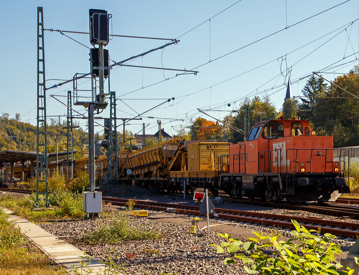 Die BBL Logistik 13 alias 214 024-2 (92 80 1214 024-2 D-BBL) fährt am 09.10.2021, nach erfolgreicher Drehfahrt, mit einem Material-, Förder- und Siloeinheiten-Zug der DB Bahnbau durch Betzdorf (Sieg) via Au (Sieg) nach Altenkirchen (Westerwald). Der Zug war zuvor bereits in Altenkirchen gewesen, die Wagen standen aber in umgekehrter Arbeitsrichtung, so wurde eine Drehfahrt über das Gleisdreieck Siegen Hbf, Siegen-Weidenau und Siegen-Ost notwendig. 

Die Spenderlok eine ursprüngliche DB V 100.20 wurde 19653 von MaK in Kiel unter der Fabriknummer 1000167 gebaut und als V 100 2031an die Deutsche Bundesbahn geliefert. 1968 erfolgte die Umzeichnung in DB 212 031-9, als diese fuhr sie bis zur Ausmusterung 1997. Ende 2002 ging sie an die ALS - Alstom Lokomotiven Service GmbH in Stendal, wo im Jahr  2011 der Umbau gemäß Umbaukonzept  BR 214  zur heutigen 214 024-2 erfolgte. Nach dem erfolgreichen Umbau ging sie an die BBL Logistik GmbH.
