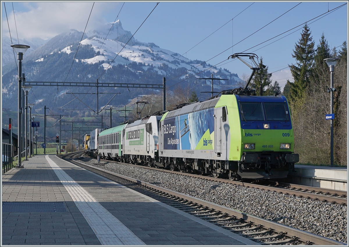 Die beiden BLS Lok Re 485 009 (91 85 4485 009-5 CH-BLSC) und 186 901 (91 80 6 186 905-6 D BLSC) fahren mit einer RoLa durch den Bahnhof von Mlenen. 

14. April 2021