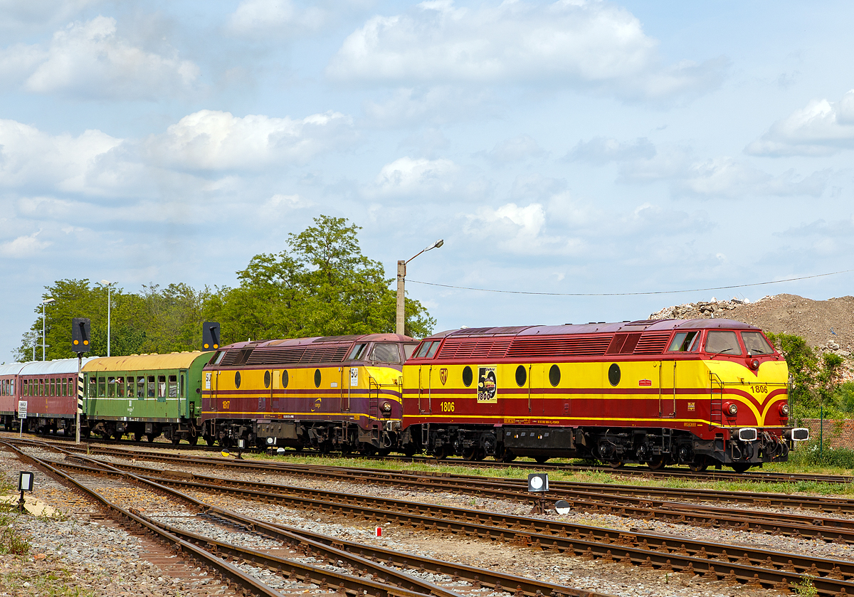 
Die beiden ehemaligen CFL 1806 und CFL 1817  erreichen am 21.05.2016 mit ihrem Sonderzug bald den Wissenschaftshafen Magdeburg. Hier veranstalteten die Magdeburger Eisenbahnfreunde ihr jährliches Familienfest. 

Die deide BN Dieseloks (La Brugeoise et Nivelles, Belgien) vom Typ 18 CN 7 gehören heute der Magdeburger Firma Power Rail GmbH. Die ex CFL Cargo 1806 trägt heute die NVR-Nummer 92 82 000 1806-9 L-POWER, die ex CFL Cargo 1817 die NVR-Nummer 92 82 000 1817-6 L-POWER. 

Was das Foto leider nicht vermitteln kann, ist der wunderschöne Sound der tollen Maschinen.