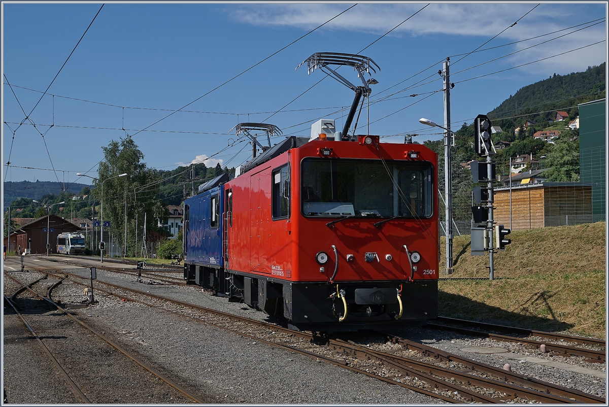 Die beiden  Klötzchen , der MVR HGem 2/2 2501 und der MOB Gem 2/2 2502 in Blonay.
17. August 2016 