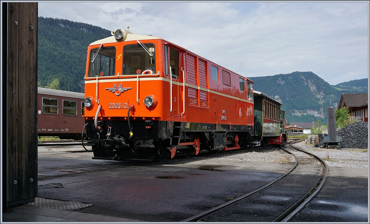 Die beiden unterschiedlichen Seiten der ÖBB 2095.13 welche hier von der BWB D1  Hilde  aus dem Depot gezogen wird. 
Bezau den 9. Juli 2017