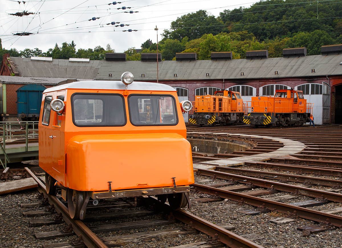 
Die Beilhack D 3-Draisinen (analog DB Klv 12), ex HzL (Hohenzollerische Landesbahn AG), ex Stadt Blumberg  1  (Sauschwänzlebahn  bzw. Wutachtalbahn), wird am 20.08.2016 beim Lokschuppenfest vom Südwestfälischen Eisenbahnmuseums in Siegen präsentiert. In Siegen ist sie z.Z. zur Aufarbeitung, die HzL-Grundlackierung hat sie bereit, es fehlt noch die Verzierung.

Der Klv 12 (Klv = Kleinwagen mit Verbrennungsmotor) bzw. die Draisine vom Typ  D3 , Bauart 120 wurde 1960 von der  Maschinenfabrik Martin Beilhack GmbH (MB) in Rosenheim unter der Fabriknummer 3021 gebaut und an die HzL geliefert. Im Jahr 1980 ging sie an die Stadt Blumberg  1   für Sauschwänzlebahn  bzw. Wutachtalbahn), dort fuhr sie bis sie 2015 privat nach Bad Nauheim verkauft wurde.
Gerade bei den Draisinen boten die Hersteller zahlreiche firmeneigene Entwicklungen an. Dennoch wurden auch einige den DB-Typen entsprechende Fahrzeuge an Dritte abgesetzt. So sind aktuell mindestens zwei Lieferungen von D 3-Draisinen (analog DB Klv 12) von Beilhack an die Ewald-Kohle AG in Herten und an die Hohenzollerische Landesbahn AG bekannt.   

Die Geschichte der Bahnmeisterdraisine Klv 12 allgemein:
Mitte der 1950er Jahre besaß die noch junge Deutsche Bundesbahn (DB) für den leichten Streckenwartungsdienst die bis Ende der 40er Jahre gelieferten kleinen Motordraisinen und sogar noch unmotorisierten Gleisräder (Handhebel- und Fahrrad-Draisinen). Um diese zu ersetzen beschaffte die DB zwischen 1955 und 1962 bis zu 700 Bahnmeisterdraisinen (Bm-Draisine) der Baureihe Klv 12 (Typ  D3 , Bauart 120) mit den Betriebsnummern Klv 12-4301 bis Klv 12-4999 (Klv = Kleinwagen mit Verbrennungsmotor).

Geliefert wurden diese Draisinen in mehreren Bauserien von den Firmen Martin Beilhack (MB), Draisinenbau Hamburg Dr. Alpers (DH), Frankfurter Karosserie-Fabrik Friedrich Schmitt (FKF), Industriewerke Karlsruhe (IWK) und Sollinger Hütte (SH). Bis auf die sich im Laufe der Lieferungen veränderte Ausführung der Motorhauben (3 Hauptvarianten) waren die gelieferten Fahrzeuge weitgehend gleich. Aus dieser erfolgreichen Konstruktion wurden auch die BA-Draisinen der Baureihe Klv 11 (Typ „GBA 2“, Bauart 110) entwickelt, welche in 79 Exemplaren von 1958 bis 1961 an die DB geliefert wurden.

Eingesetzt wurden die Klv 12 im gesamten DB-Streckennetz von Bahn- (Bm), Nachrichten- (Nm) und Signalmeistereien (Sigm) für leichte Arbeiten. Der Fahrer konnte mit einer Klv 12 bis zu 6 Kollegen bzw. 750 kg Werkzeug und Material direkt an eine Baustelle bringen. Von einem 28 PS starken VW-Industrie-Boxermotor angetrieben war sie für eine Höchstgeschwindigkeit von 70 km/h zugelassen. Um die Fahrtrichtung zu wechseln, die Draisine auf der Baustelle aus dem Streckengleis zu entfernen oder im Heimatbahnhof in den oft im rechten Winkel zum Gleis angeordneten Draisinen-Schuppen zu bringen, musste die Klv 12 angehoben und gedreht werden. Hierfür ist unter dem Fahrzeugkasten zwischen den beiden Achsen eine mechanische Hebevorrichtung montiert. Diese wird über eine Handkurbel bedient, die unterhalb der Hecktür auf eine Gewindewelle gesteckt wird.
In den 1970er Jahren verfügten die Dienststellen für ihre Arbeiten über genügend größere Rottenkraftwagen und Straßenfahrzeuge, gleichzeitig grassierte auch noch das Nebenbahnsterben. Immer mehr Motordraisinen verloren durch Streckenstilllegungen ihre Einsatzfelder und oft durch Auflösung auch noch gleich ihre ganze Dienststelle. Die Bahndirektionen musterten die arbeits- und heimatlosen Fahrzeuge aus und überstellten sie „zur weiteren Verwendung“ an die Ausbesserungswerke (AW) Bremen und Nürnberg. Dort wuchsen die Reihen der zum Verkauf gesammelten Fahrzeuge stetig an. Viele der handlichen Fahrzeuge wanderten direkt in den Schrott-Container. Von den zum 31.12.1975 noch vorhandenen 280 Stück blieben bis zum 01.01.1980 nur 67 Bm-Draisinen im Bestand der DB. 1997 war es dann soweit und mit der Klv 12-4901 wurde in Kaiserslautern die letzte DB-Klv 12 ausgemustert.

Inzwischen hatten sich viele Eisenbahnfreunde dieser kleinen pflegeleichten Schienenfahrzeuge angenommen. So blieben ca. 47 Stück der Klv 12 mit ihrem typischen VW-Käfer-Motorgeräusch erhalten.

Technische Daten:
Hersteller: Maschinenfabrik Martin Beilhack GmbH (MB), Rosenheim
Baujahr: 1960
Fabrik-Nr.: 3021
Spurweite: 1.435 mm
Achsfolge:  1A
Karosserie:  3-türig
Länge:  3.350 mm
Breite: 2.000 mm
Höhe (über SO):  1.900 mm
Achsstand:  2.100 mm
Eigengewicht:  1.530 kg
Motor: luftgekühlter 4-Zylinder 4-Takt VW-Benzin-Motor 122
Hubraum: 1.192 ccm
Leistung:  20 kW (28 PS) bei 3.000 U/min
Höchstgeschwindigkeit:  80 km/h (technisch)
Schaltgetriebe: Prometheus AGN 7 (4 Gänge)
Wendegetriebe:  Prometheus WG 1-30
Bremse: Scheibenbremse, an allen 2 Achsen
Betriebsbremse:  Fußpedalbremse, mechanisch, auf alle 2 Achsen wirkend
Feststellbremse: Handhebelbremse, mechanisch, auf die Hinterachse wirkend
Tankinhalt: 40 l
zulässige Ladegewicht:  500 kg (+ 3 Personen)
zulässige Anhängelast:   2.250 kg
zugelassene Personen:   6 (davon 4 Notsitze) + 1 Fahrer
Sonstiges: mechanische Dreh- und Hebeeinrichtung