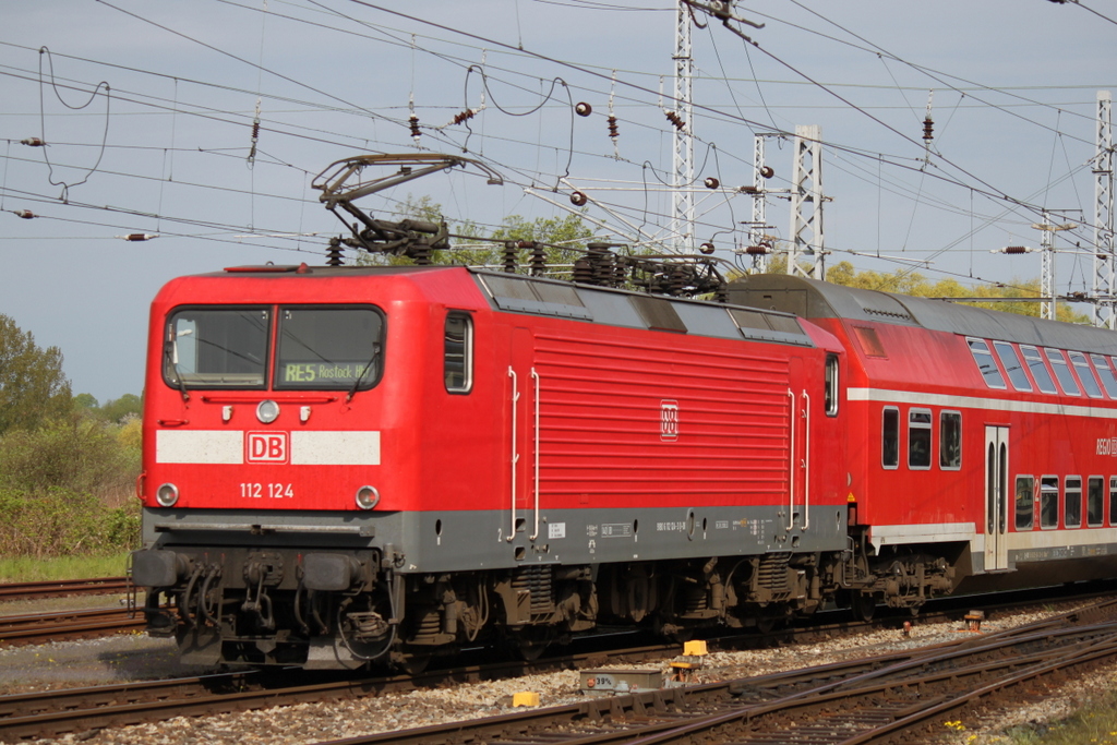 Die Berliner 112 124-3 kam am 09.05.2015 mit dem einzigen RE5 des Tages von Berlin Hbf(tief)nach Rostock Hbf im Rostocker Hbf an