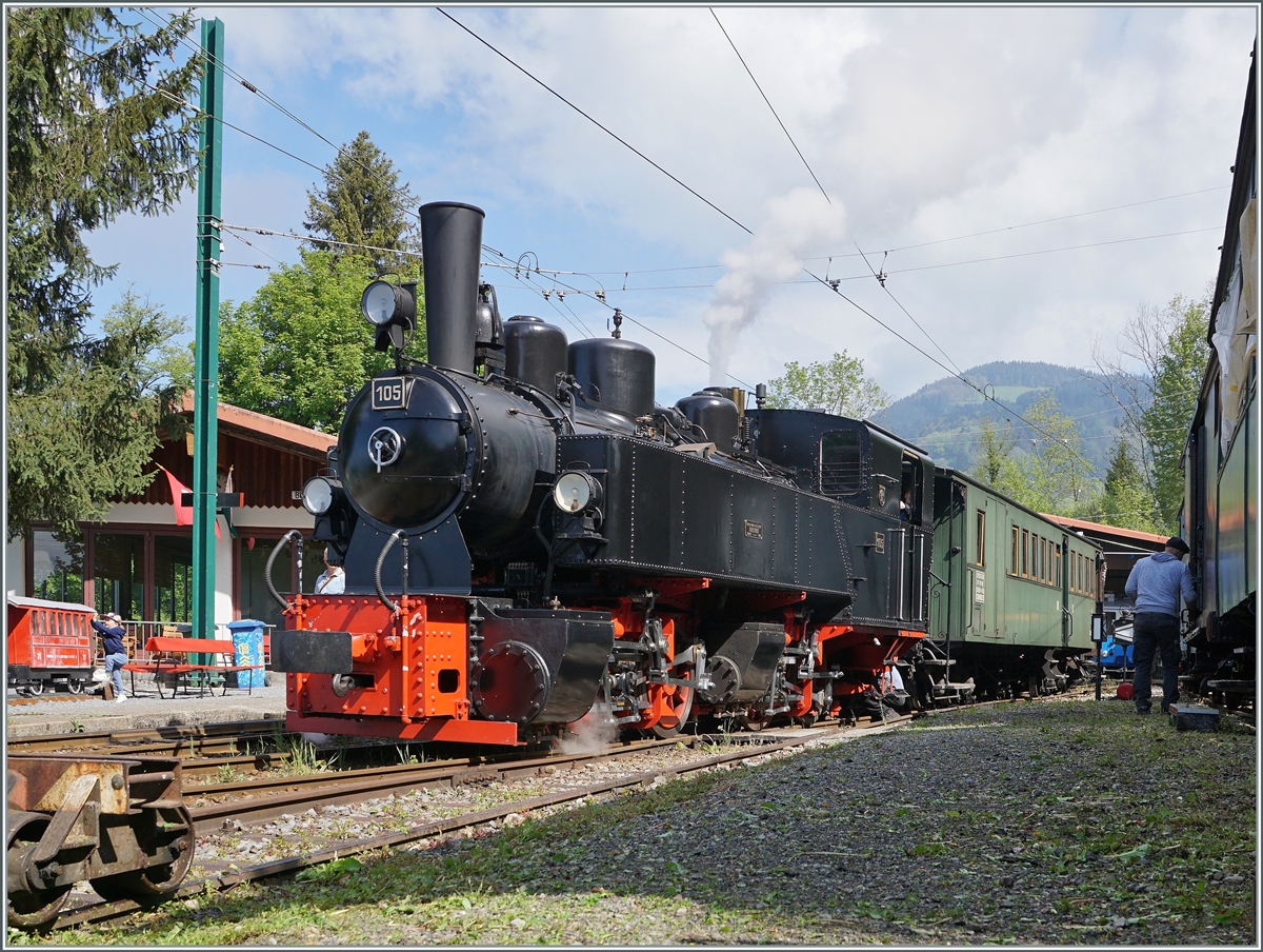 Die Blonay-Chamby Bahn G 2x 2/2 105 ist mit dem ersten Zug der Saison 2022 in Chaulin Musée eingetroffen. 

7. Mai 2022