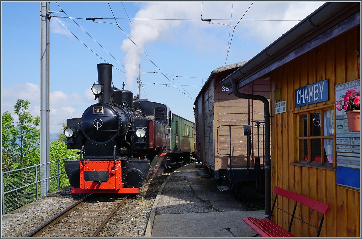 Die Blonay-Chamby Bahn G 2x 2/2 105 ist mit dem ersten Zug der Saison 2022 in Chamby eingetroffen und wird in Kürze ihren Zug nach Chaulin zurücksetzen.

7. Mai 2022