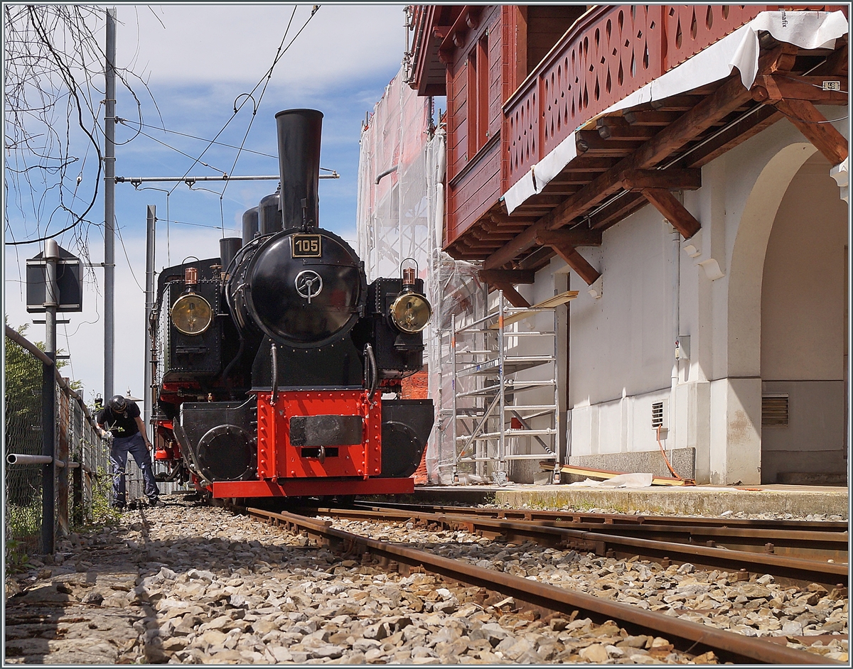 Die Blonay Chamby Bahn G 2x 2/2 105 ist mit ihrem Dampfzug in Chamby angekommen. In Chamby wird gerade das Bahnhofsgebäude restauriert, und ein erster Blick auf die bereits fertig gestellten Partien zeigt, dass da ein herrliches Schmuckstück entstehen wird.

9. Mai 2021