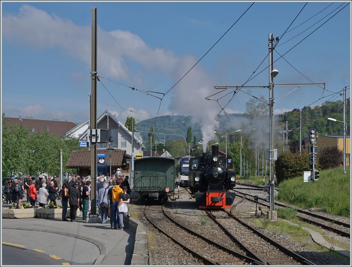 Die Blonay-Chamby Bahn Saison ist eröffnet! Und gleich der erste Zug fuhr (abweichend vom Plan) bereits mit Dampf, was wohl auf den starken Andrang zurückzuführen ist. 
Im Bild rangiert die Blonay-Chamby G 2x 2/2 105 um den ersten Zug von Blonay nach Chaulin zu übernehmen. 

7. Mai 2022