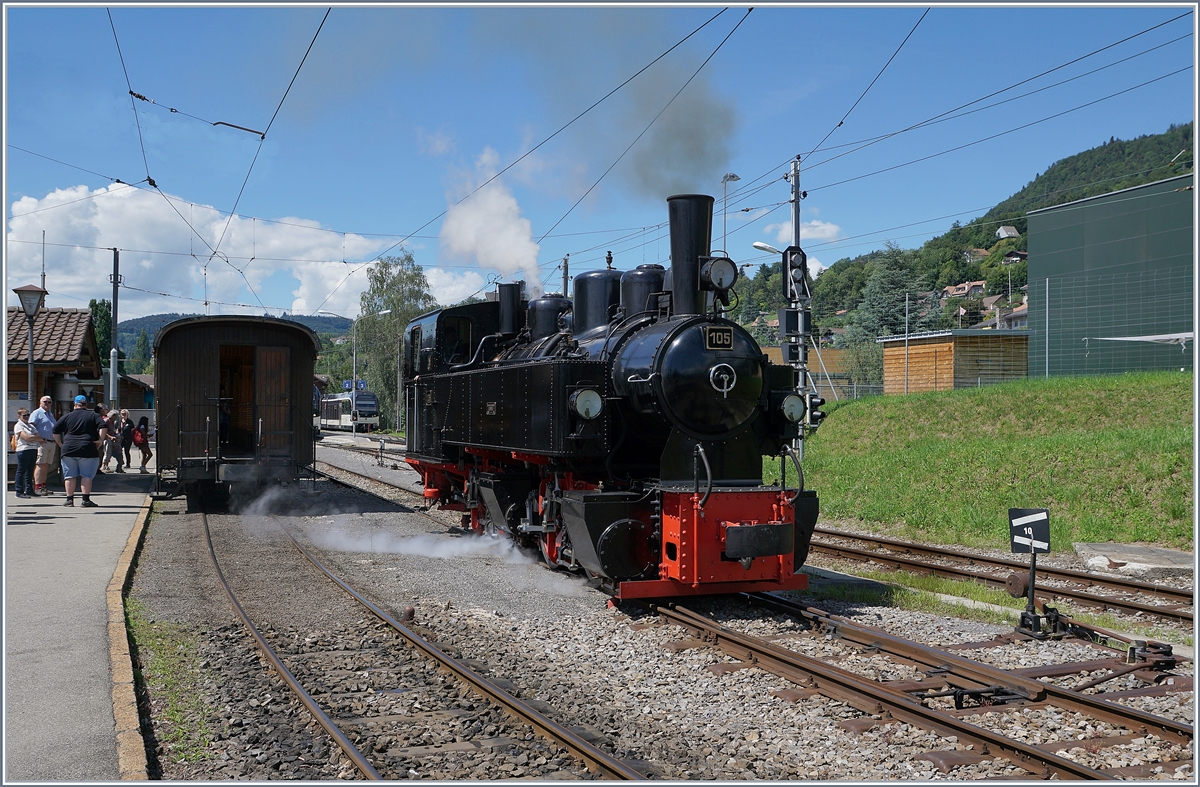 Die Blonay-Chamby G 2x 2/2 105 rangiert in Blonay um den 15:25 Zug nach Chaulin zu übernehmen.

21. Juni 2020.