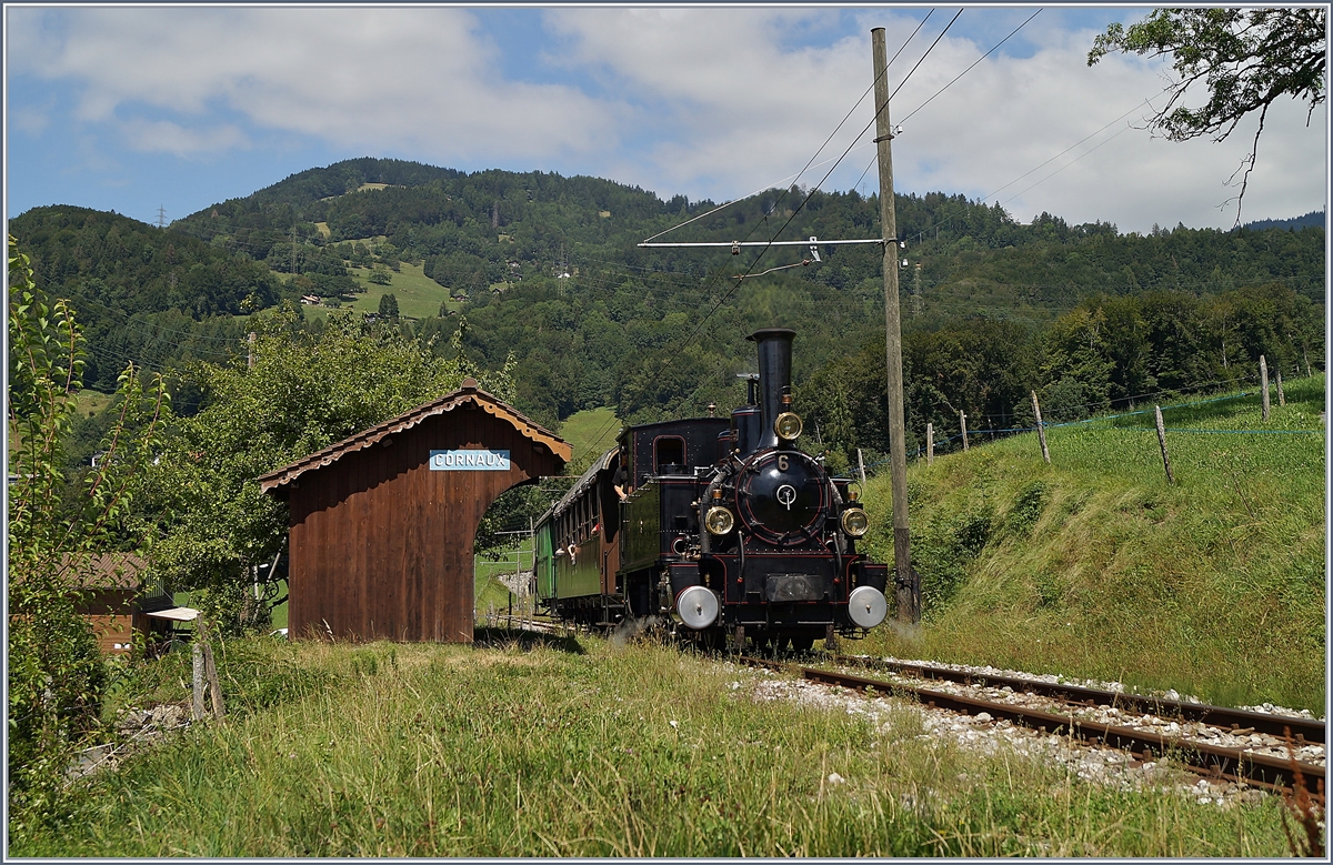 Die Blonay-Chamby G 3/3 N° 6 fährt mit ihrem Dampfzug au der Fahrt nach Chaulin bei der Station Cornaux vorbei.

11. August 2019