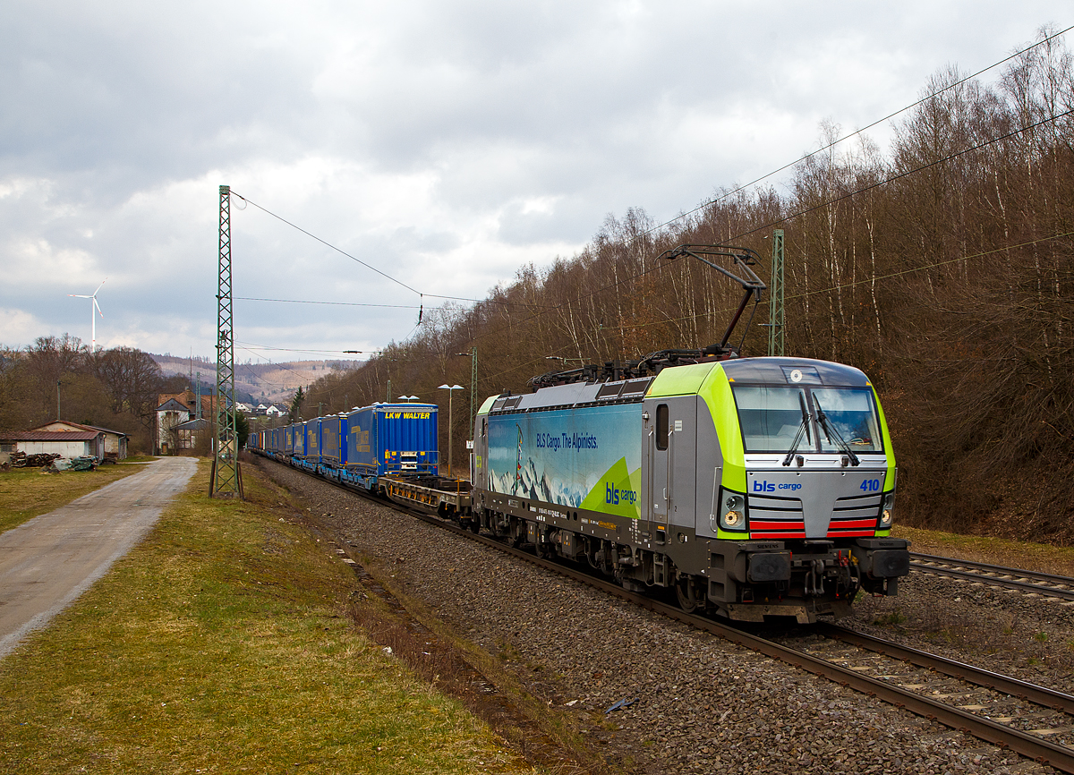 Die BLS Cargo 410 – Re 475 410-7 (91 85 4475 410-7 CH-BLSC) fährt am 26.03.202, mit einem langen KLV-Zug, durch Dillbrecht über Dillstrecke (KBS 445) in südlicher Richtung.

Die Siemens Vectron MS (200 km/h - 6.4 MW) wurden 2017 von Siemens unter der Fabriknummer 22071 gebaut, sie hat die Zulassungen für CH/D/A/I/NL und kann so vom Mittelmeer bis an die Nordsee ohne Lokwechsel durchfahren.