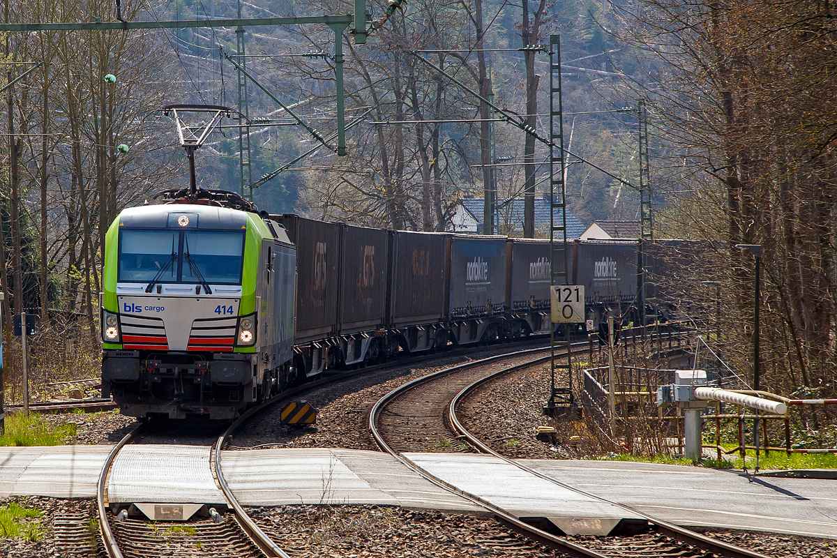 Die BLS Cargo 414 – Re 475 414-9  (91 85 4475 414-9 CH-BLSC) fährt am 20.04.2021 mit einem GTS - Container-Zug durch Kirchen/Sieg in Richtung Siegen. Hinweis ich stehe am Bahnsteig.

Die Siemens Vectron MS wurden 2017 von Siemens unter der Fabriknummer 22075  gebaut und an die BLS Cargo geliefert. Die sogenannte DACHINL-Mehrsystem-Lokomotive ist mit den nötigen Traktions- und Zugssicherungssystemen ausgerüstet, welche die Fahrt in den Ländern Deutschland (D), Österreich (A), Schweiz (CH), Italien (I) und Holland (NL) ermöglicht. Sie hat eine Höchstgeschwindigkeit von 200 km/h und eine Leistung von 6.400 kW