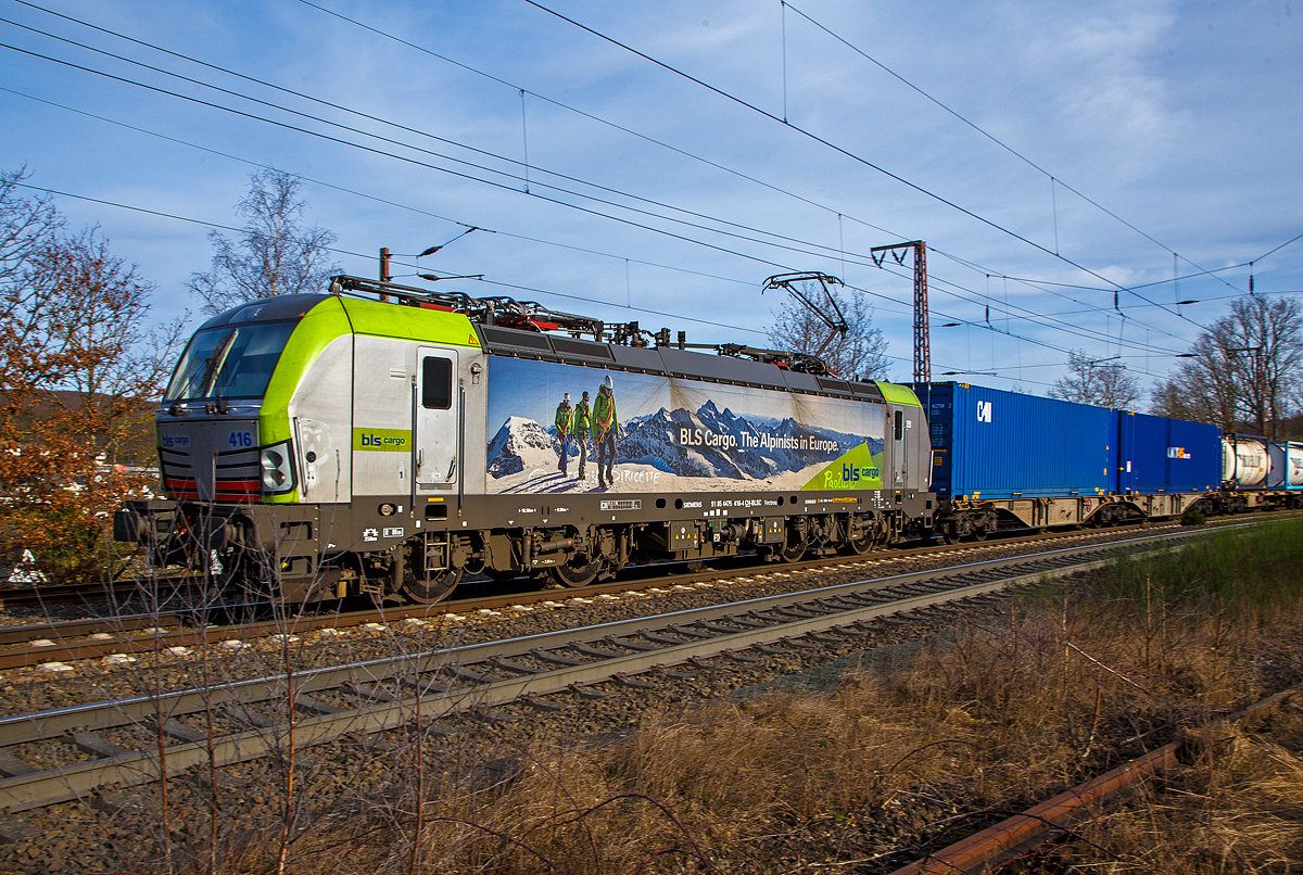 Die BLS Cargo 416  – Re 475 416-4 (91 85 4475 416-4 CH-BLSC) fährt am 12.02.2022 mit einem Containerzug durch Rudersdorf (Kr. Siegen) über die Dillstrecke (KBS 445) in nördlicher Richtung.

Die Siemens Vectron MS wurden 2020 von Siemens unter der Fabriknummer 22751 gebaut, sie hat die Zulassungen für CH/ D/ A/ I / NL/(B) und kann so vom Mittelmeer bis an die Nordsee ohne Lokwechsel durchfahren. Sie haben eine Höchstgeschwindigkeit von 200 km/h und eine Leistung von 6.400 kW.

Nach Abschluss der Lieferungen der 2. Serie hat die BLS Cargo dann insgesamt 40 Loks der Baureihe Re 475 (Siemens Vectron MS). Der kleine Unterschied zwischen der beiden Serien ist nur das die Lok der 2. Serie auch durch Belgien fahren sollen, nach meiner Sichtung ist aber noch nicht die Zulassung für Belgien erteilt, da B noch durchgestrichen ist.