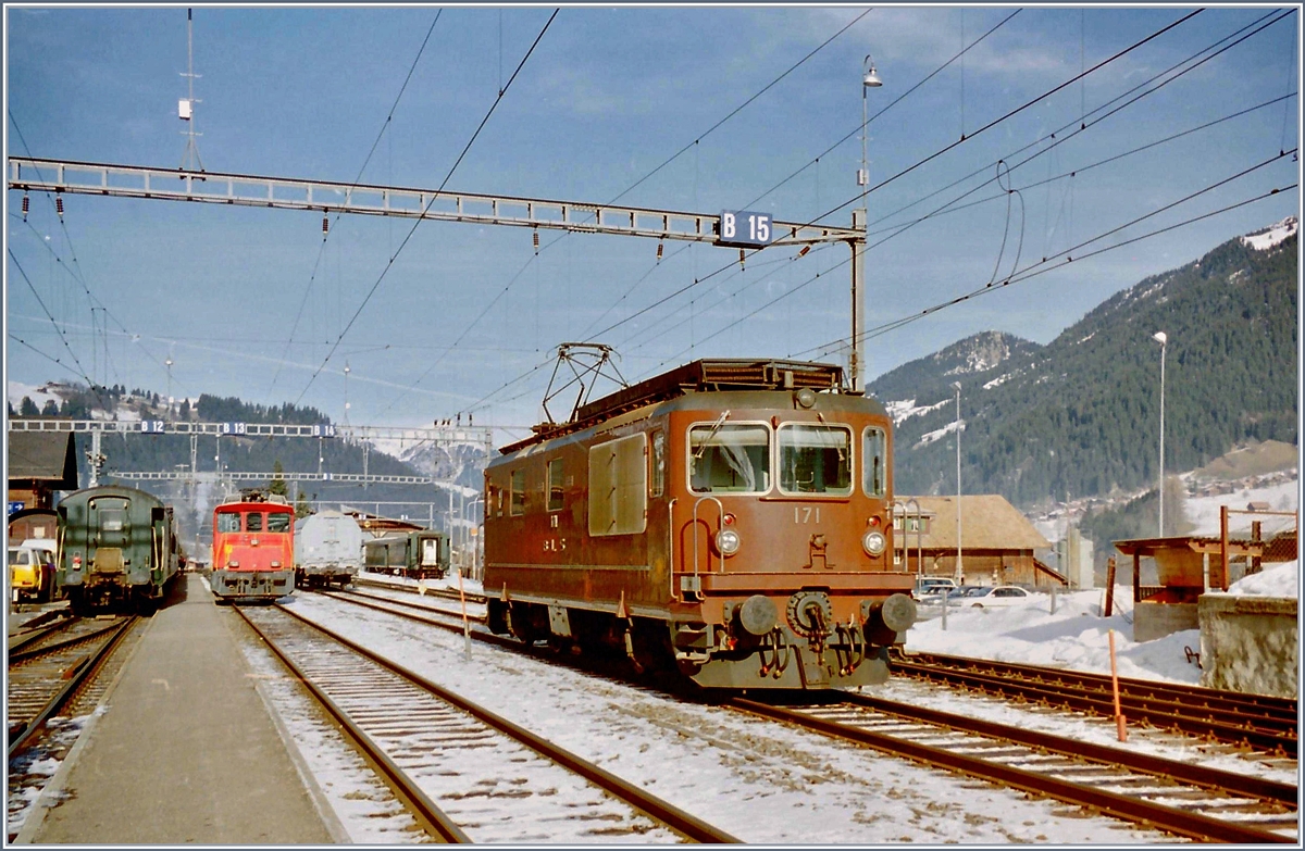 Die BLS Re 4/4 171 in Zweisimmen im Januar 1997 als Analogbild; freilich kann man auch heute im Digitalzeitalter noch Bilder der BLS Re 4/4 machen, doch der Bahnhof von Zweisimmen hat sich seit 1997 durch das Einrichten der Spurwechselanlage sehr verändert, und auch die im Hintergrund zu sehenden Fahrzeuge dürften mittlerweile verschwunden sein.
