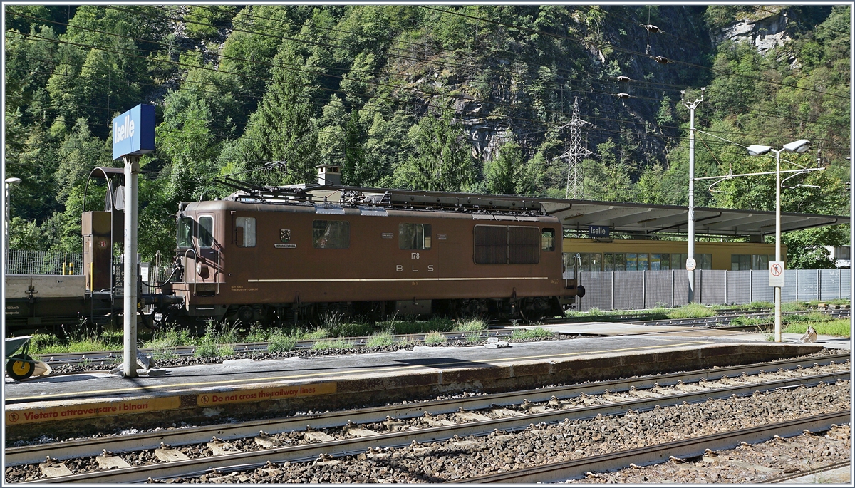 Die BLS Re 4/4 178  Schwarzenburg wartet mit ihrem Tunnleautozug in Iselle auf die Rückfahrt nach Brig, dahinter der neu errichtete und zum Fotografieren sehr störende Zaun. 

19. August 2020