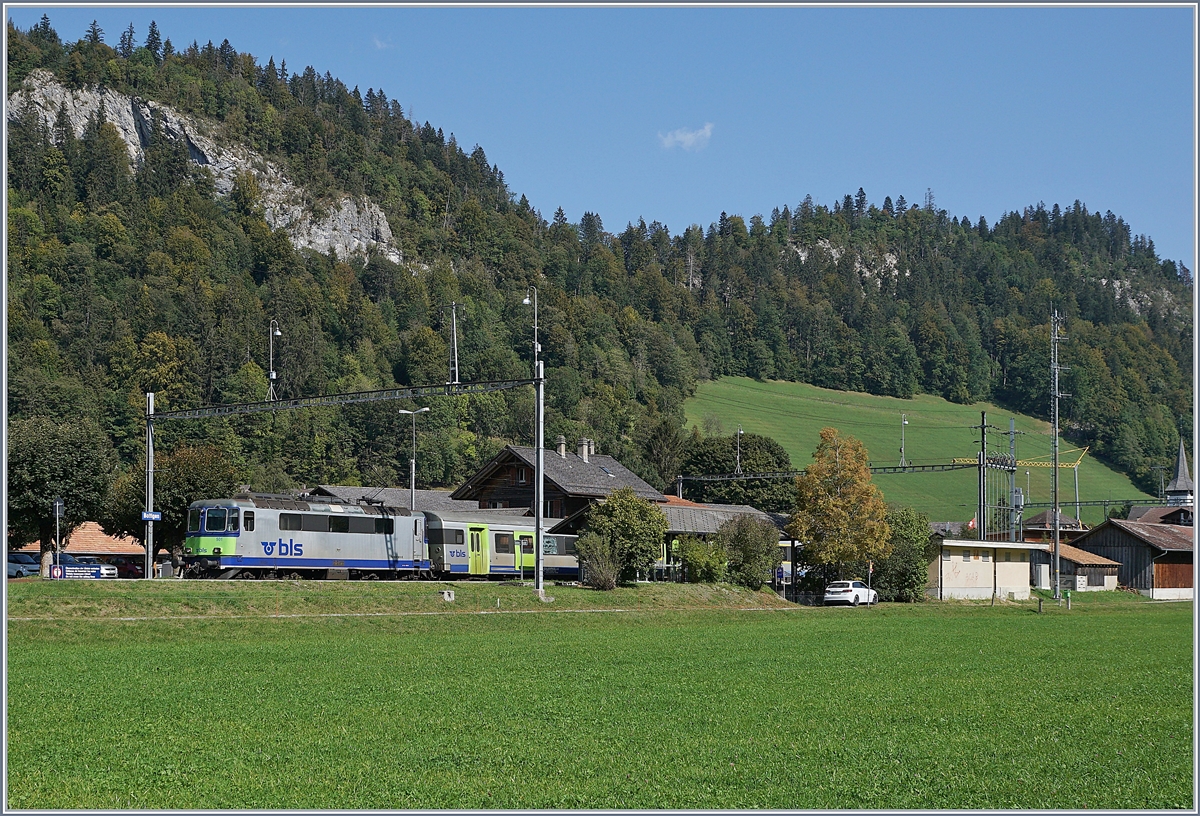 Die BLS Re 4/4 II 501 wartet mit ihrem EW III RE von Interlaken Ost nach Zweisimmen in Boltigen auf den Gegenzug.

18. Sept. 2020  