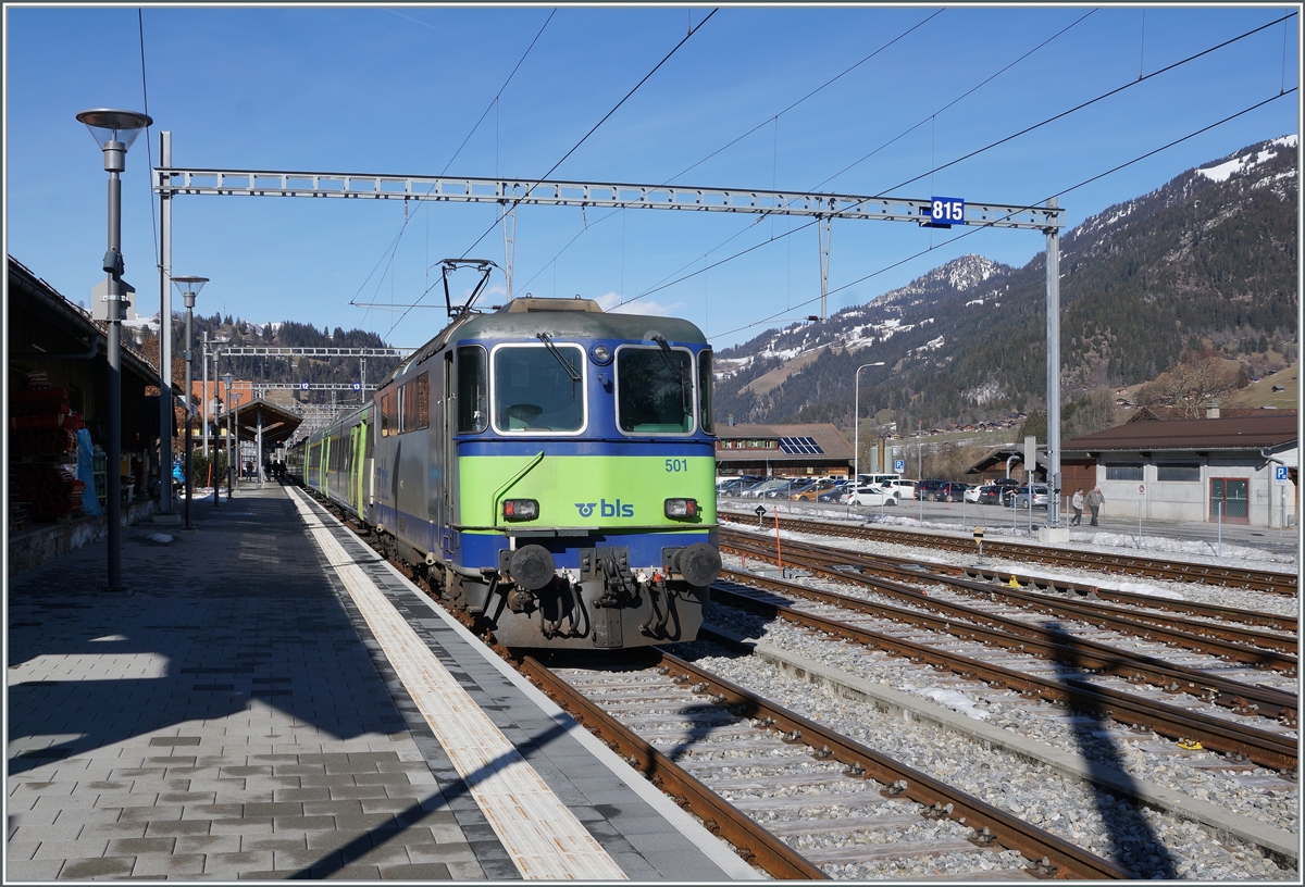 Die BLS Re 4/4 II 501 ist mit seinem EW III RE von Interlaken Ost in Zweisimmen eingetroffen und wird einer guten Stunde an den Thunersee zurück fahren. 

17. Februar 2021