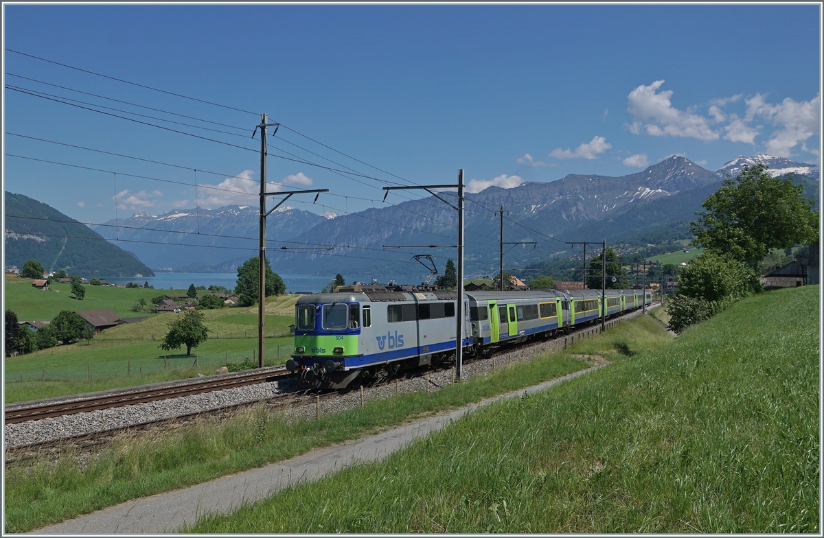 Die BLS Re 4/4 II 504 ist mit ihrem EW III RE 4077 von Interlaken Ost nach Zweisimmen unterwegs und zeigt sich hier zwischen Faulensee und Spiez.

14. Juni 2021