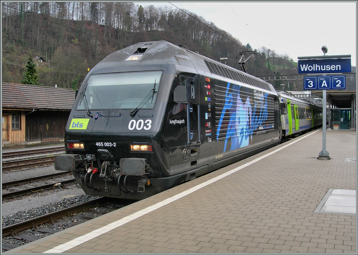 Die BLS Re 465 003 ist mit ihrem RE von Bern nach Luzern in Wolhusen eingetroffen.
23. April 2006