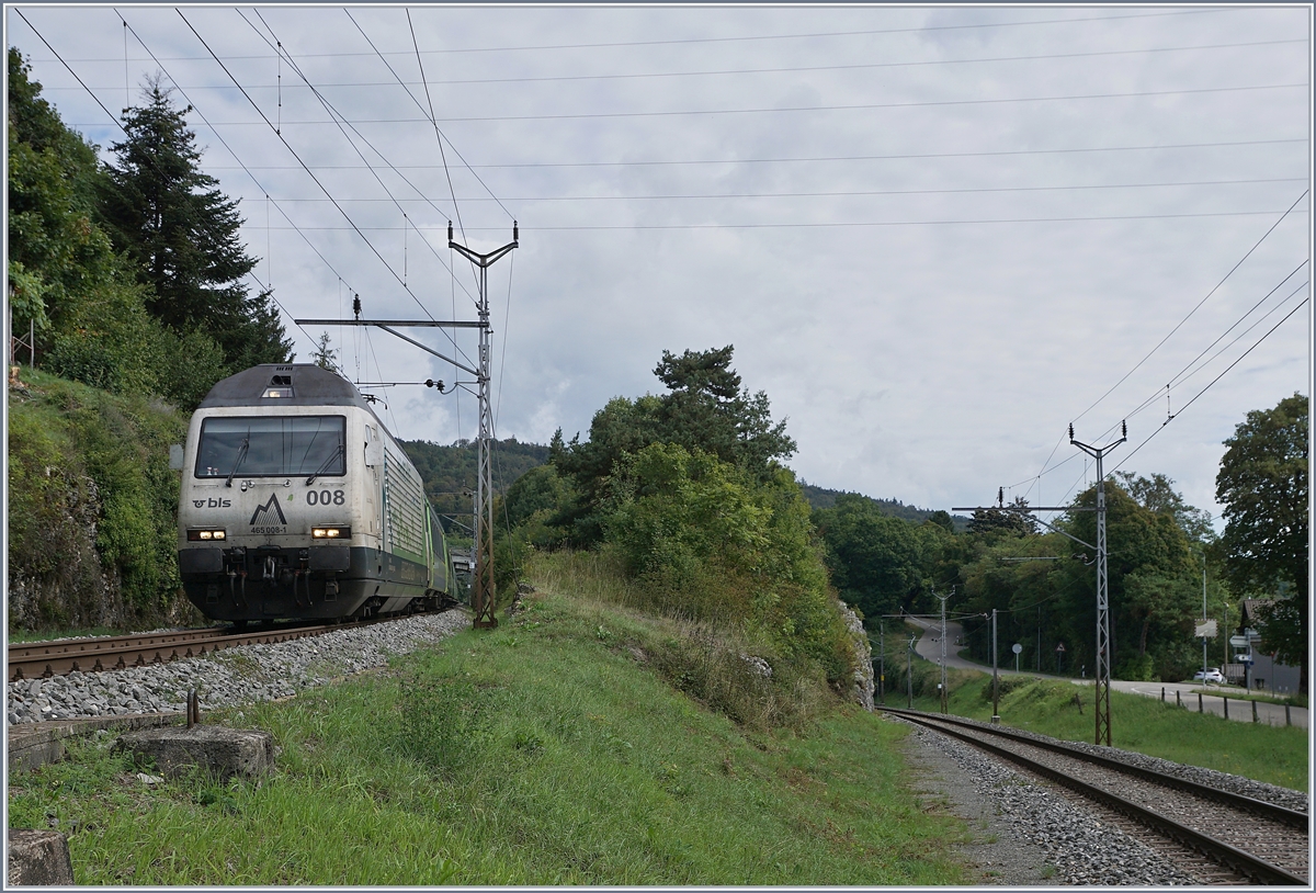 Die BLS Re 465 008 erreicht mit ihrem aus EW III formierten RE 3919 von La Chaux-de-Fonds nach Bern den Spitzkehrbahnhof Chambrelien. Kurze Zeit später wird der Zug auf dem rechts im Bild zu sehnende Gleis in Richtung Neuchâtel fahren. 

3. Sept. 2020