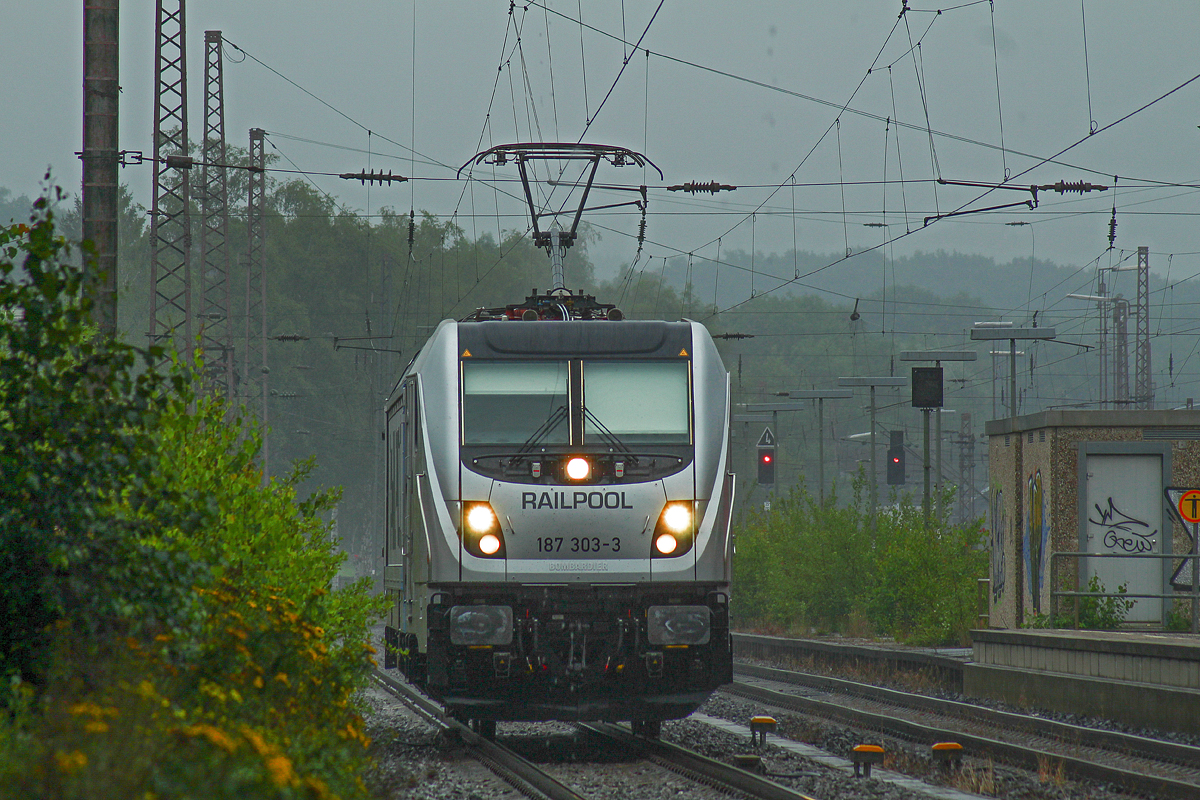 Die BR 187, hier in Form von 187 303-3 von Railpool, durchfährt am 17.07.2017 bei nicht so ganz tollem Wetter Kreuztal in Richtung Hagen. Grüße an den Tf zurück!