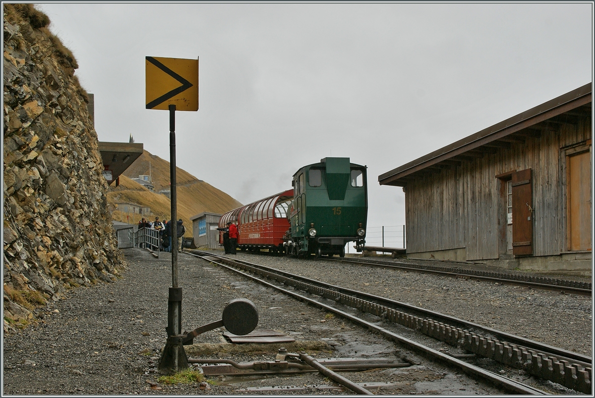 Die BRB H 2/3 15 wartet auf der Gipfelstation Brienzer Rothorn (2266 müM) auf die Rückfahrt nach Brienz.
29. Sept. 2012