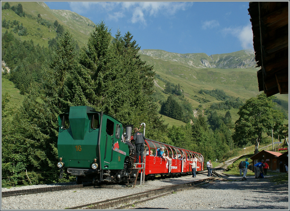 Die BRB H2/3 16 hat Durst und bekommt auf der Planalp 1000 Liter Wasser. 
30. August 2013