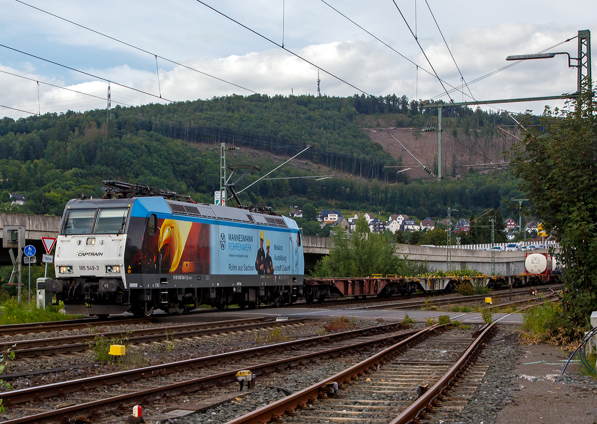 Die Captrain 185 549-3 (91 80 6185 549-3 D-CCW) fährt am 24.08.2021 mit einem Containerzug durch Niederschelden über die Siegstecke (KBS 460) in Richtung Köln. Aktuell trägt die Lok Werbung für die Mannesmann Röhrenwerke – Rohre aus Sachsen.

Die TRAXX F140 AC1 wurde 2005 bei Bombardier in Kassel unter der Fabriknummer 33737 gebaut. Sie hat die Zulassungen für Deutschland, Österreich und die Schweiz. Eigentümer der Lok ist die VC Holding SAS (Clichy bei Paris).