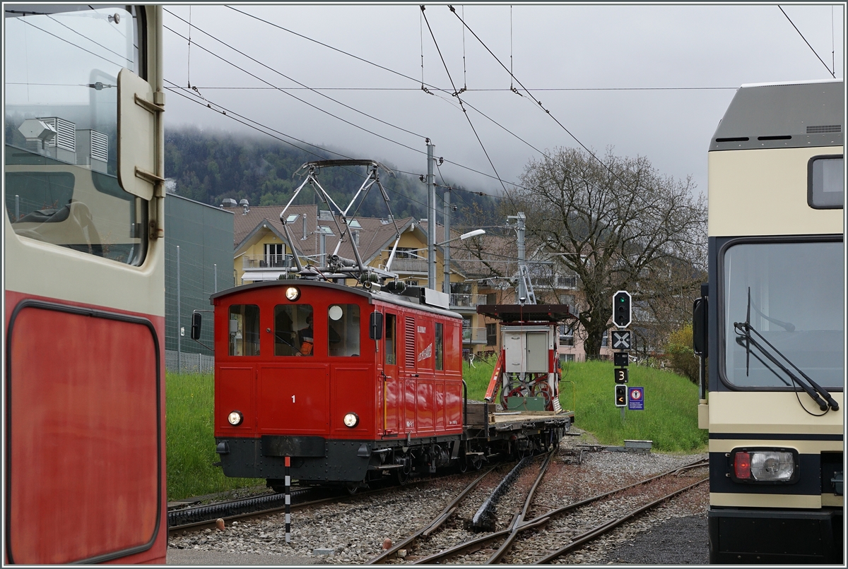 Die CEV HGe 2/2 N° 1 verlässt mit einem Dienstzug Blonay - und war schon klar, dass keiner der beiden Triebwagen auf Les Pleiades fahren würde. 
1. Mai 2016