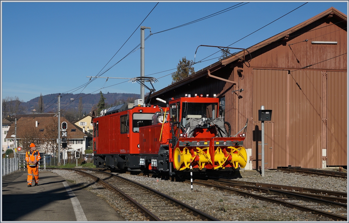 Die CEV MVR HGem 2/2 2501 mit der neune Schneefräse bei Fernsteuer-Testfahrten in Blonay.
8. Dez. 2016