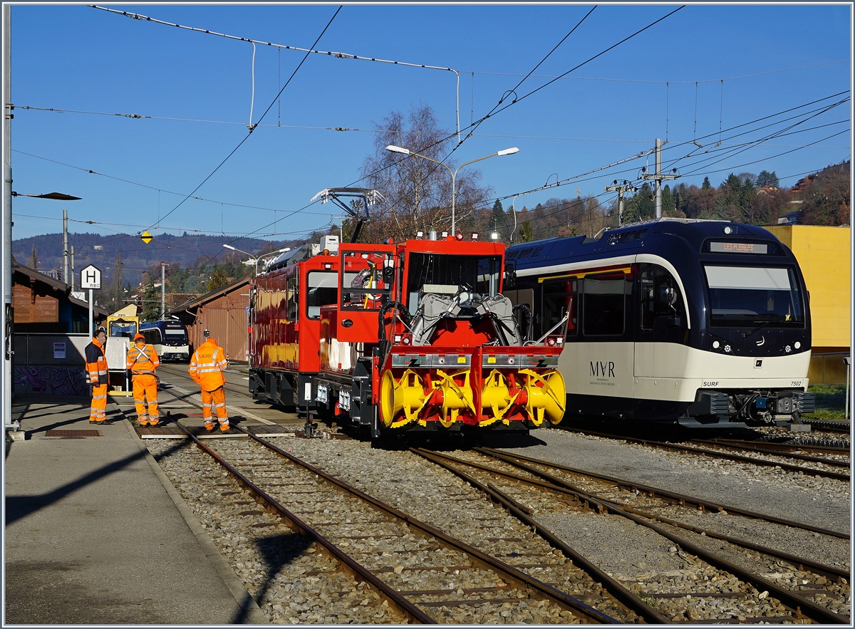 Die CEV MVR HGem 2/2 2501 mit der neune Schneefräse bei Testfahrten in Blonay.
Im Hintergrund verlassen zwei SURF ABeh 2/6 Blonay Richtung Vevey und Les Pleiades.
8. Dez. 2016