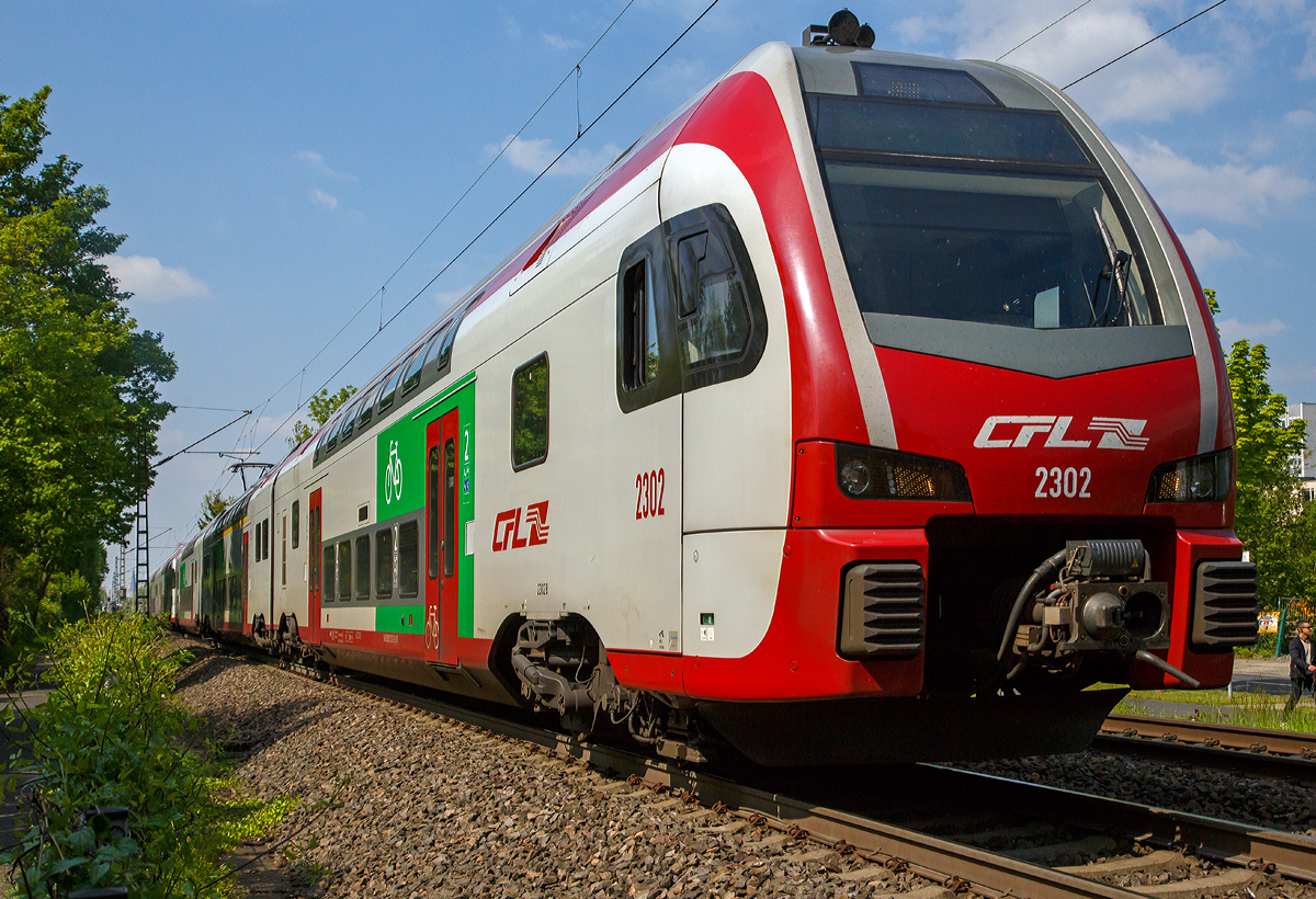 
Die CFL 2302 und CFL 2301, zwei Stadler KISS, fahren am 30.04.2019 durch Bonn-Gronau (nähe dem Bf Bonn UN Campus) in Richtung Koblenz. 

Ich vermute dass dies eine Überführungsfahrt war, da es zeitlich nicht mit den regulären IC-Verkehr passte. Zudem hatte der hinteren KISS 2301 den Stromabnehmer unten und trug am Zugende das Zg 2 - Schlußsignal (zwei rot-weiße Tafeln).
