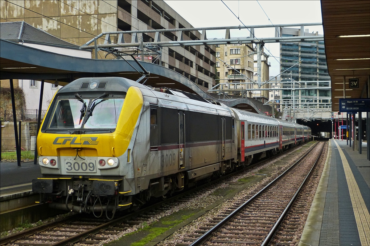 Die CFL Lok 3009 kommt mit dem IC 112 aus Liers im Bahnhof von Luxemburg an. 30.12.2017 (Hans)
