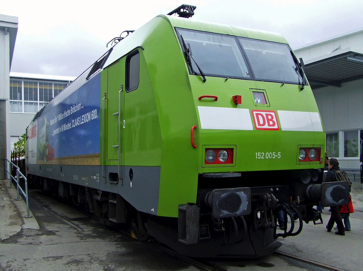 Die  CLAAS-Lok  DB 152 005-5 in der Heimat am 29.03.2009 beim Tag der offenen Tür des Landmaschinenherstellers Claas in Bad Saulgau. In Bad Saulgau baut CLAAS Futterernte-Maschinen. 