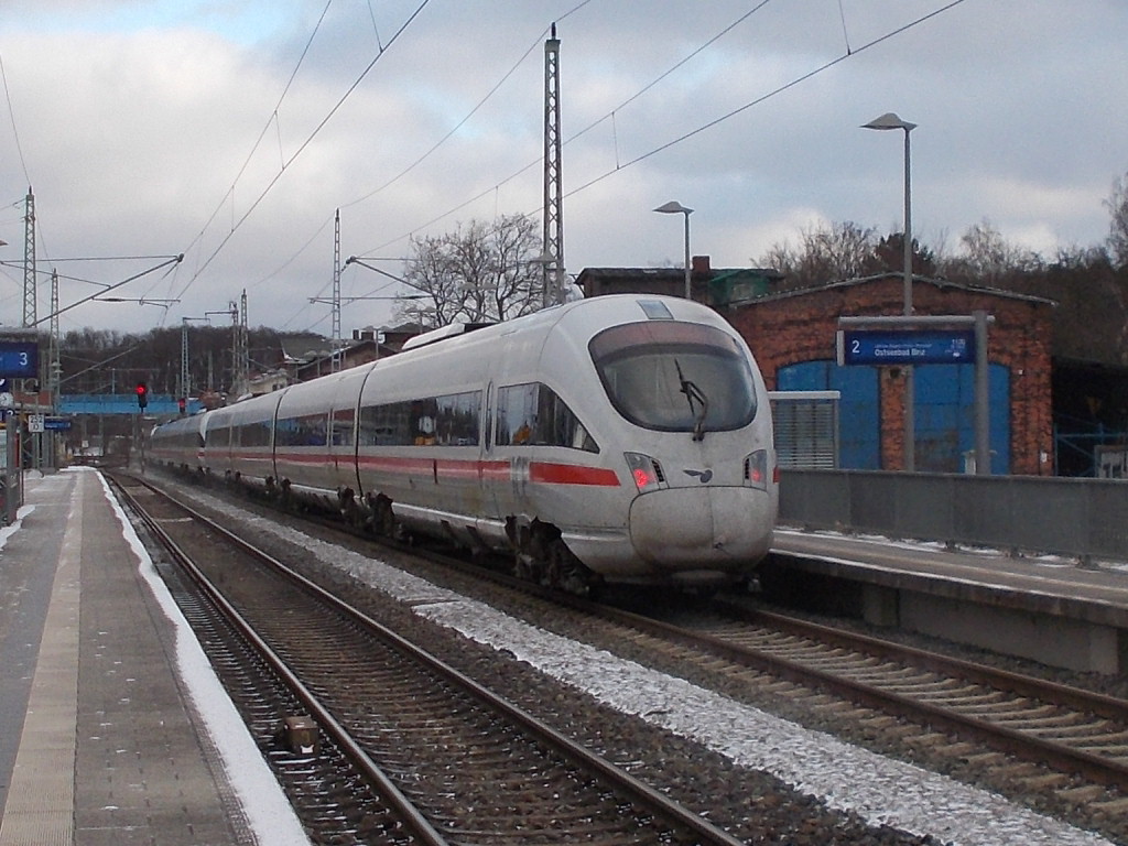 Die D�nischen ICE-TD bleiben zwar im Norden nur ging es f�r drei Einheiten Richtung Nordosten zum Abstellen.Am 05.Januar 2017wurden Diese nach Mukran gebracht.Aufnahme bei der Durchfahrt in Bergen/R�gen.